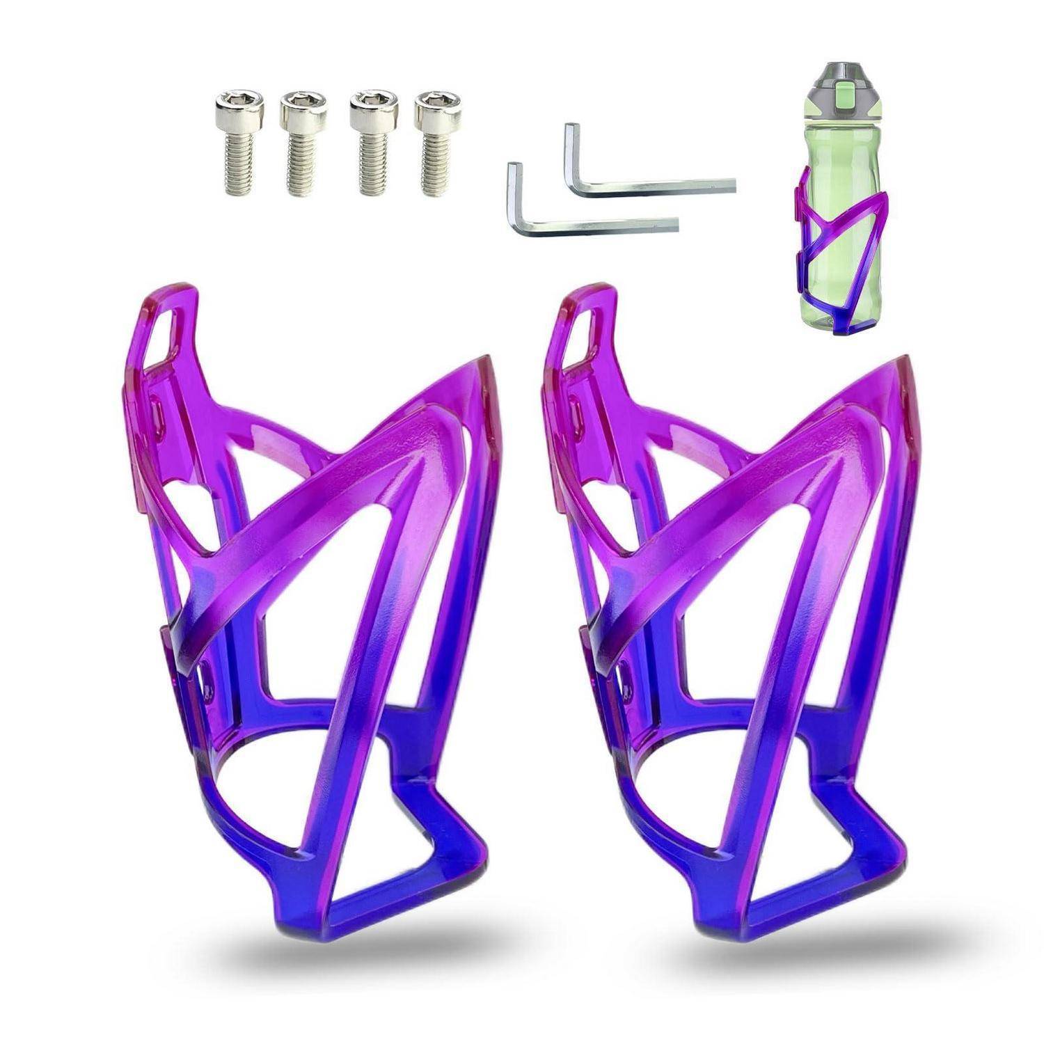 Zwei violette Fahrrad-Flaschenhalter mit Befestigungsbolzen, Sechskantschlüsseln und einer Beispielflasche zur Veranschaulichung von Installation und Passform.