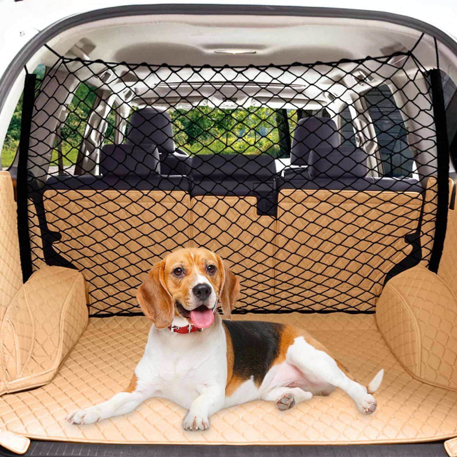 Beagle-Hund liegt im Kofferraum eines Autos, hinter einer Maschen-Haustier-Schutzvorrichtung, mit gesteppter beige-farbener Ladeflächen-Auskleidung und offener Heckklappe.