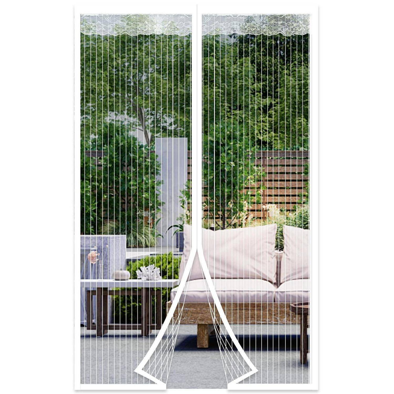 Durchsichtiger weißer Mesh-Vorhang mit vertikalen Streifen, in der Mitte geteilt, um eine Außenterrasse mit Sofa und Grünpflanzen zu zeigen.