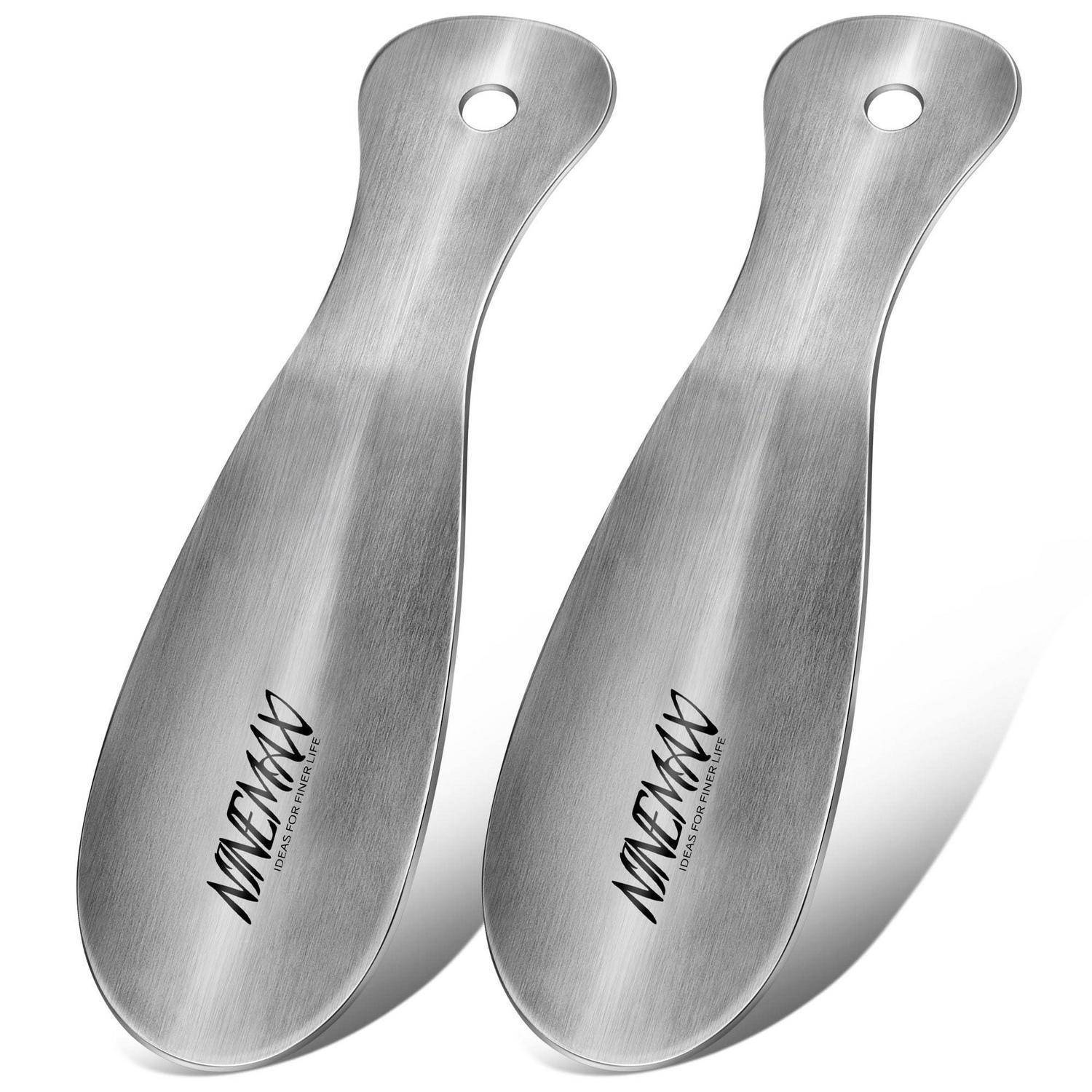Zwei Schuhlöffel aus gebürstetem Metall mit Aufhängelöchern, nebeneinander auf weißem Hintergrund dargestellt.