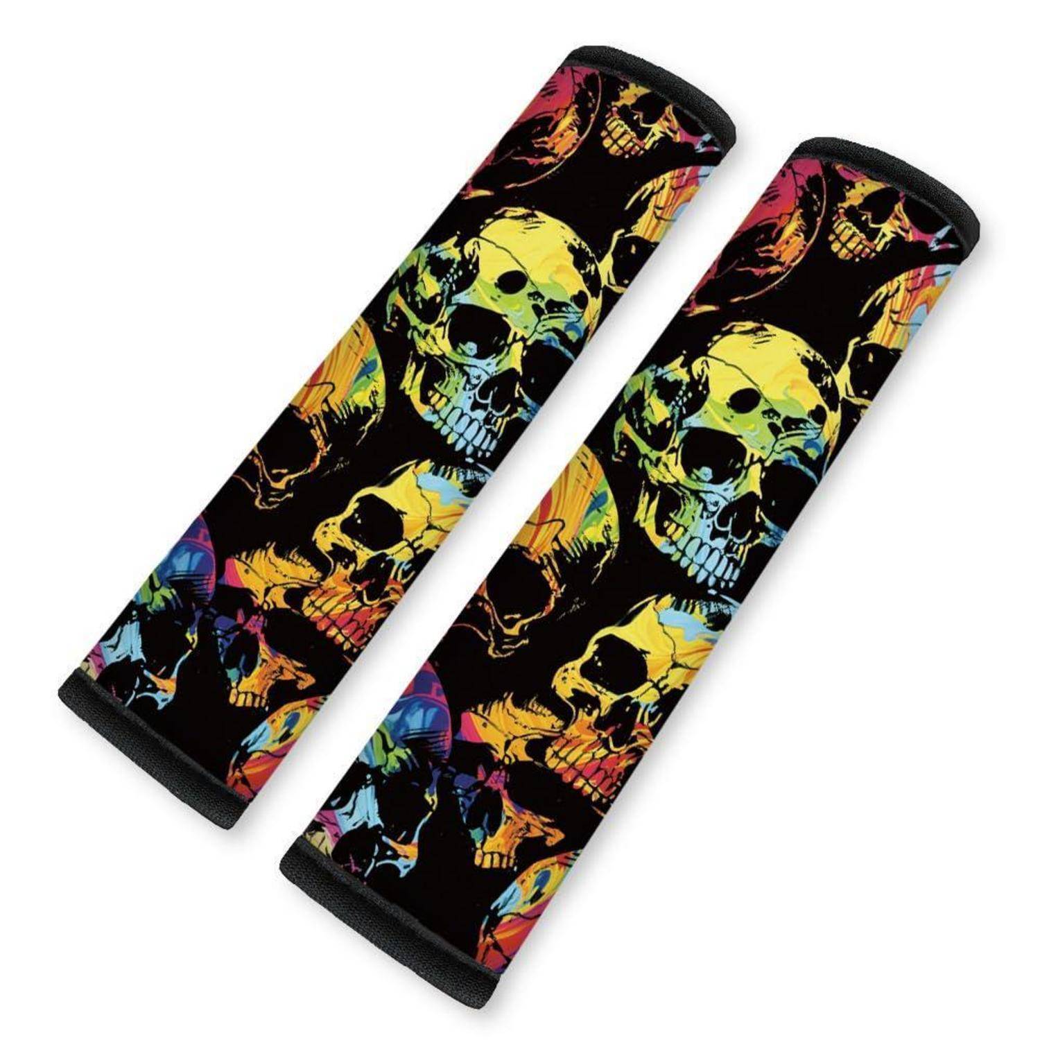 Paar schwarze Sicherheitsgurt-Schulterkissen mit buntem Totenkopfmuster auf weißem Hintergrund.
