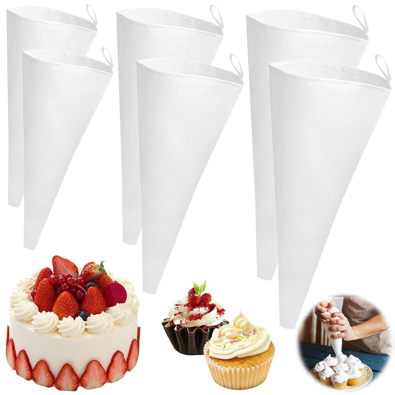 Satz von sechs weißen Spritzbeuteln über dekorierten Kuchen und Cupcakes, die verschiedene Anwendungen zum Verzieren mit Zuckerguss und Gebäck zeigen.