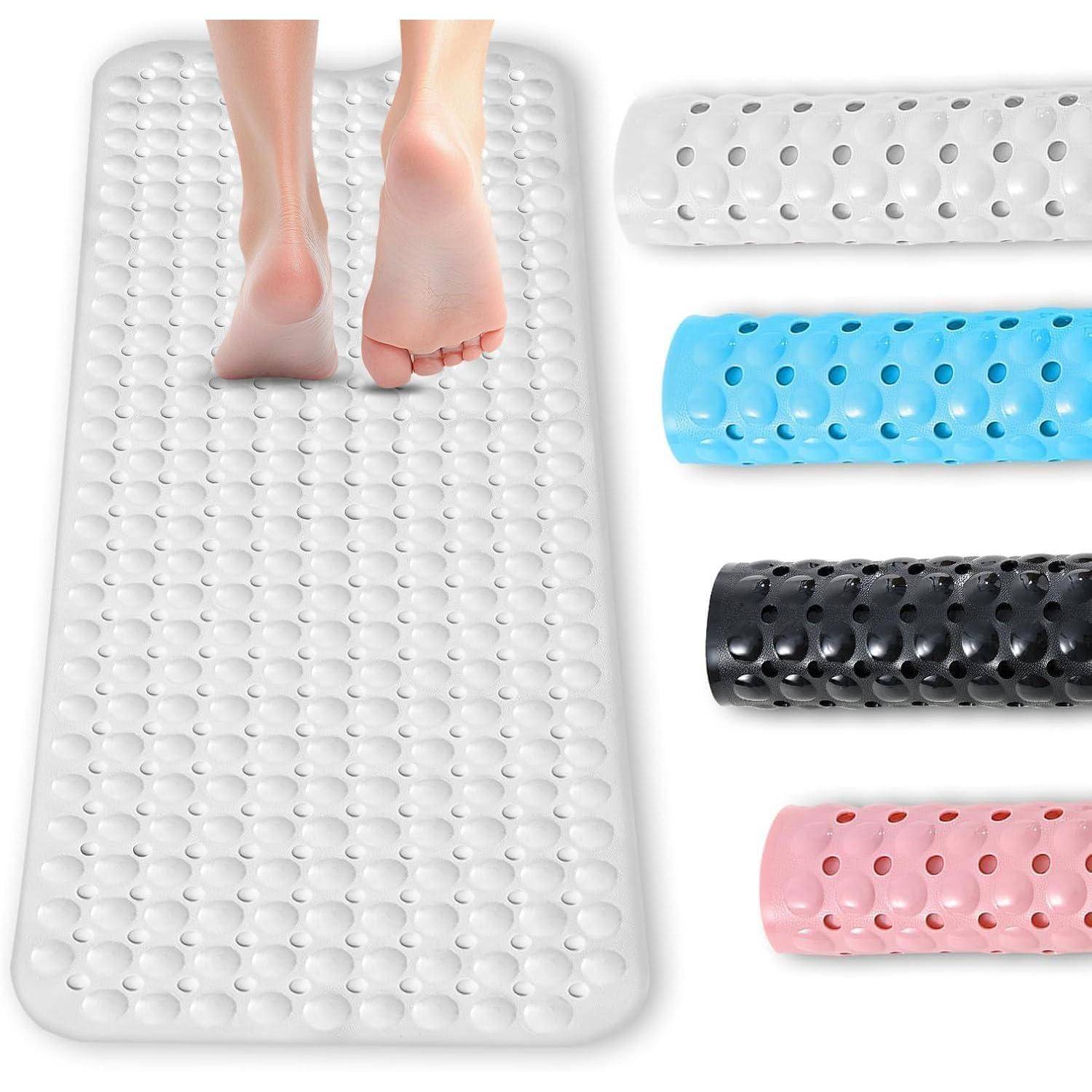 Füße stehen auf einer strukturierten Badematte, mit vier gezeigten Bademattan-Farboptionen daneben: weiß, blau, schwarz und rosa.