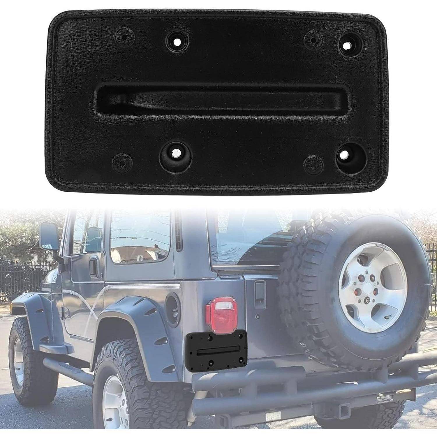 Schwarzes rechteckiges Nummernschild-Halterungsblech, das oben auf der Rückseite eines Jeep zu sehen ist und zeigt, wo die Plattenbefestigung am Fahrzeug angebracht wird.
