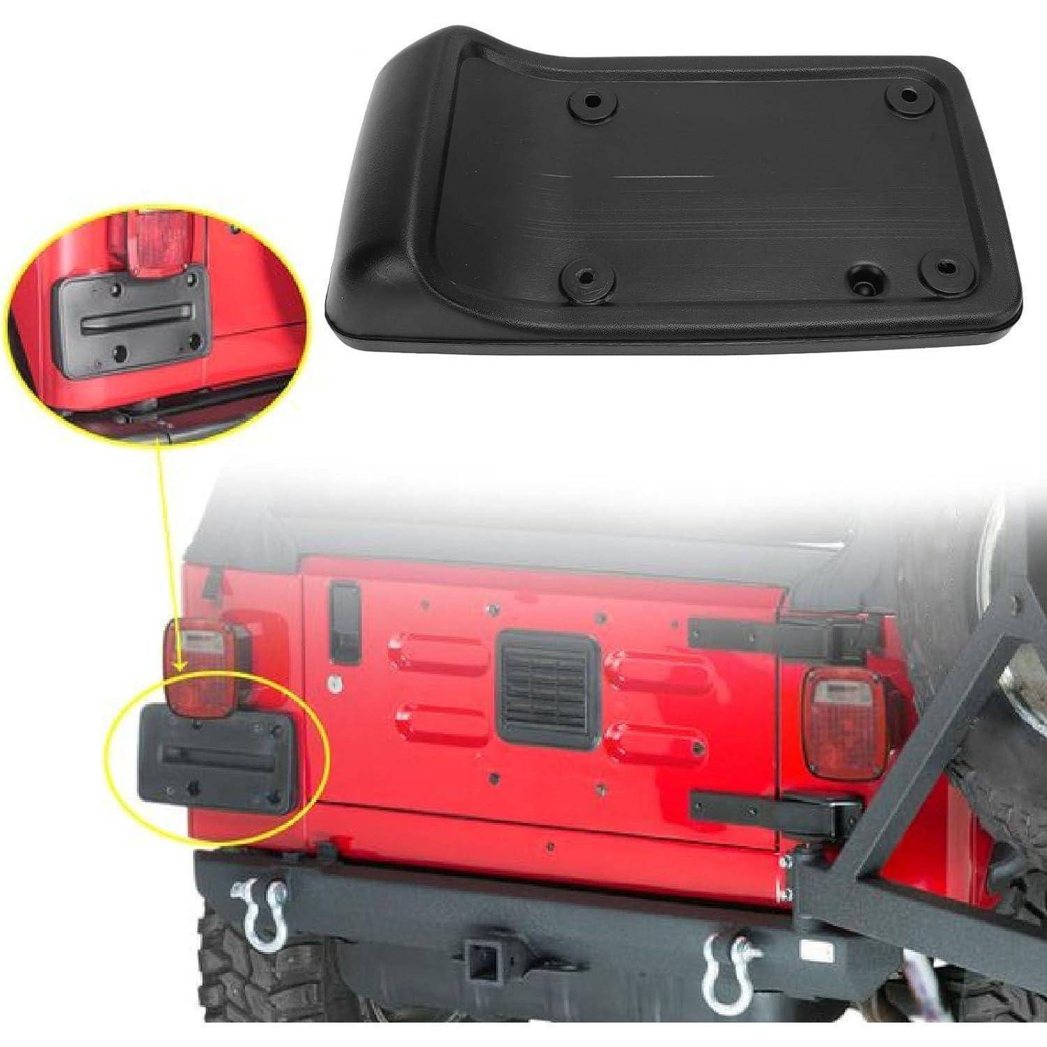 Schwarze rechteckige Nummernschildhalterung auf der Rückseite eines roten Jeeps montiert, mit eingefügten Detailaufnahmen, die die Installationsposition und die Form der Schildhalterung zeigen.