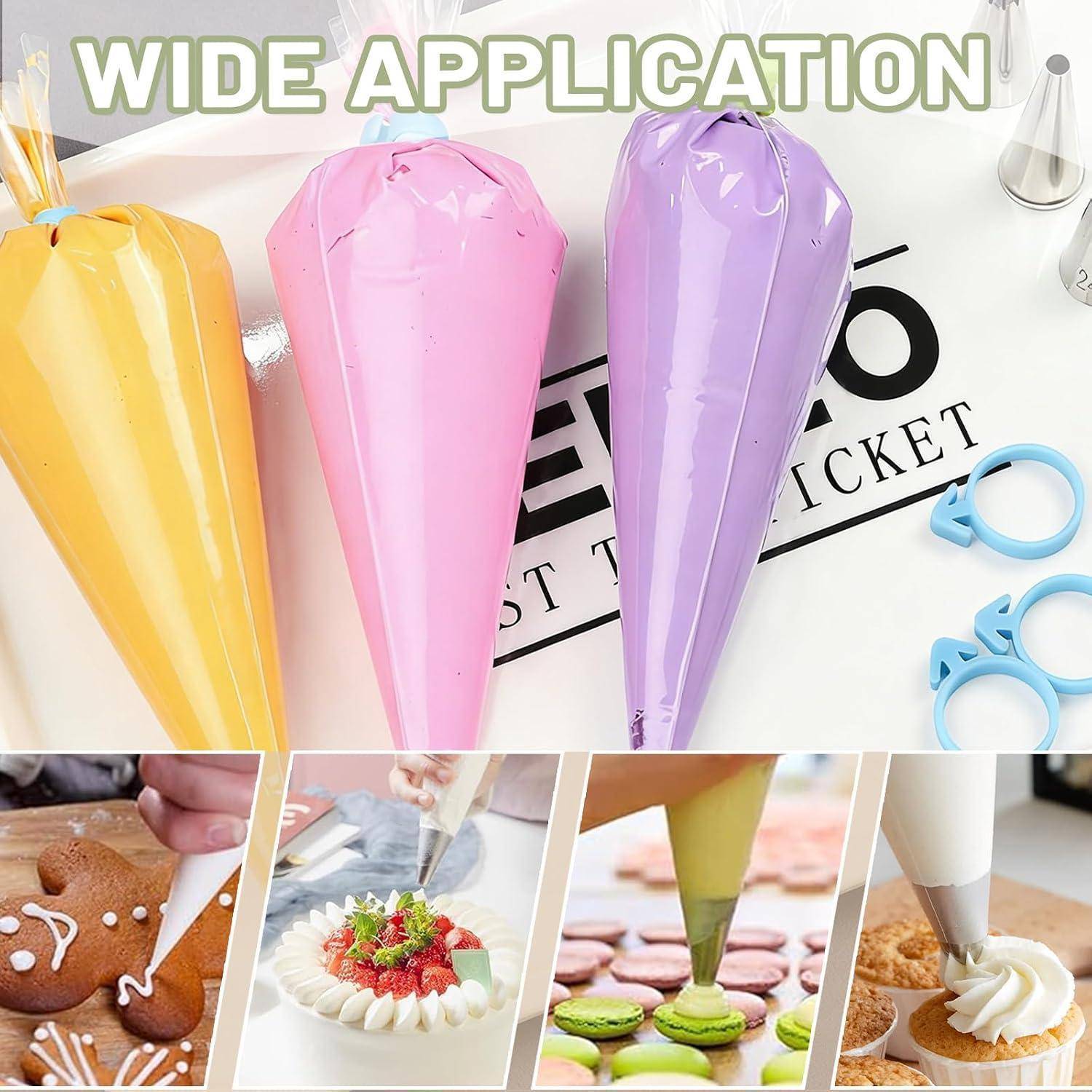 Drei farbenfrohe Spritzbeutel zum Verzieren von Kuchen und Keksen, gezeigt beim Dekorieren von Gebäck und Macarons.