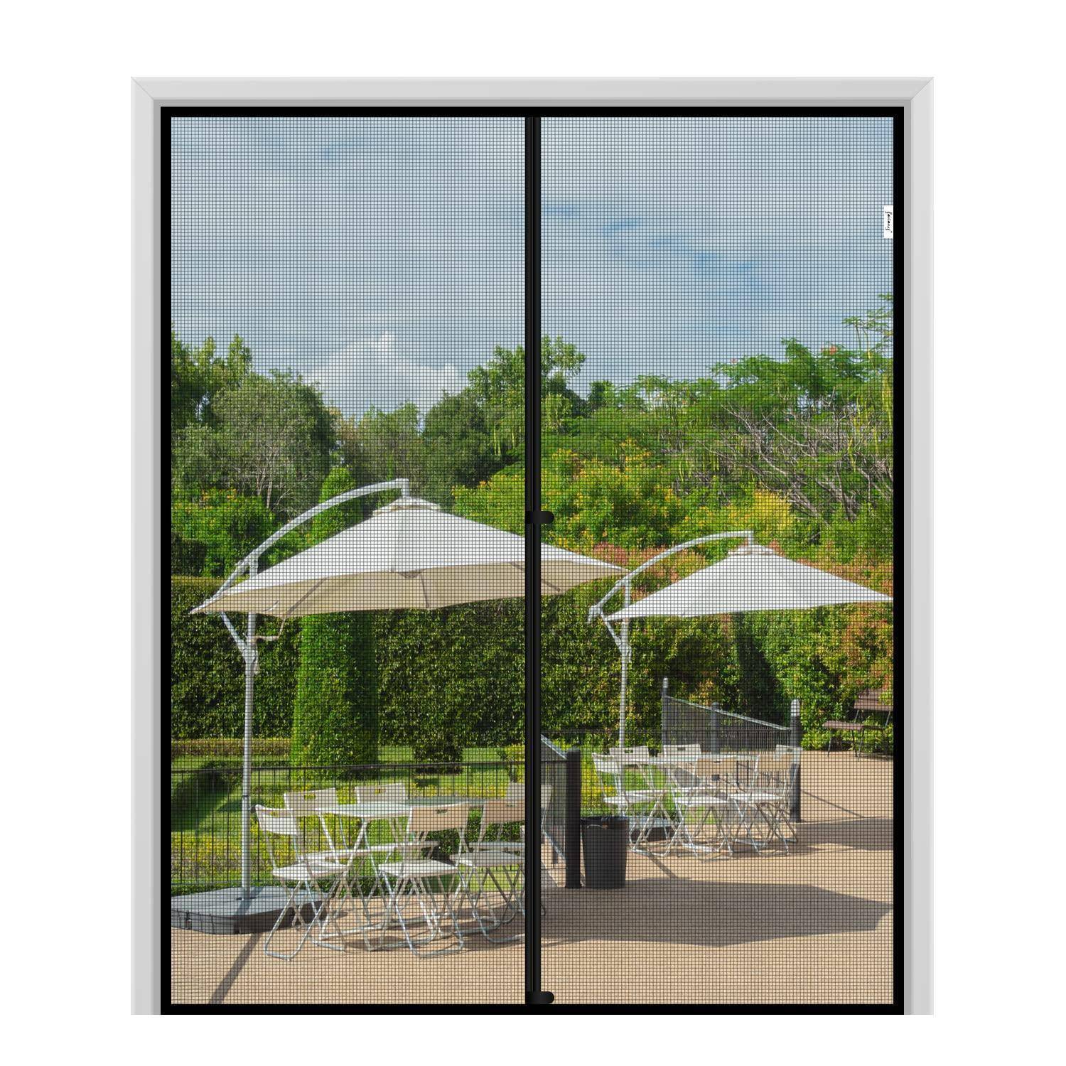 Blick durch eine Schiebescreentür auf eine Terrasse mit weißen Tischen, Stühlen und Sonnenschirmen neben grünen Bäumen und blauem Himmel.