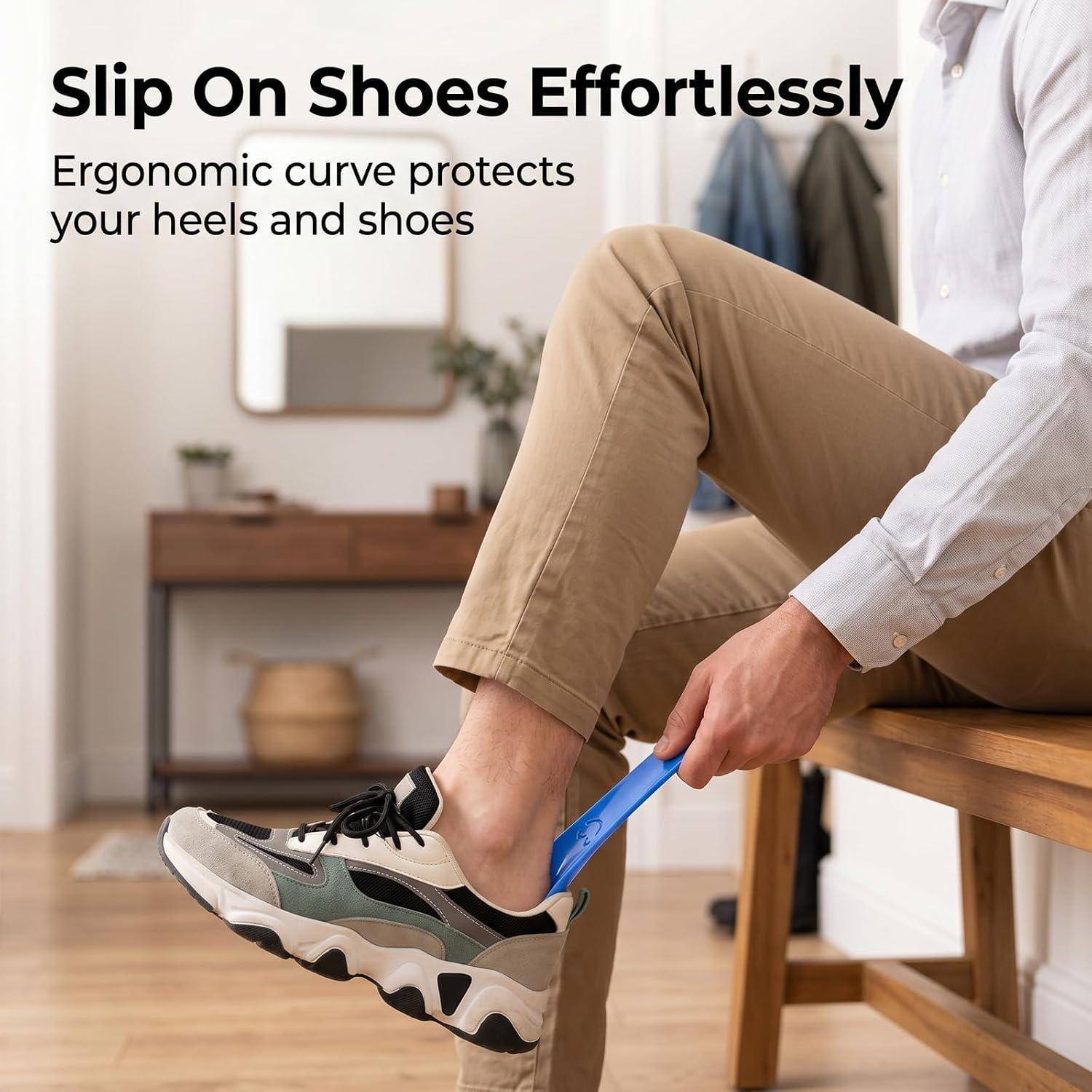Person, der einen blauen Schuhlöffel verwendet, um einen Sneaker anzuziehen; Text sagt „Slip-On-Schuhe mühelos anziehen