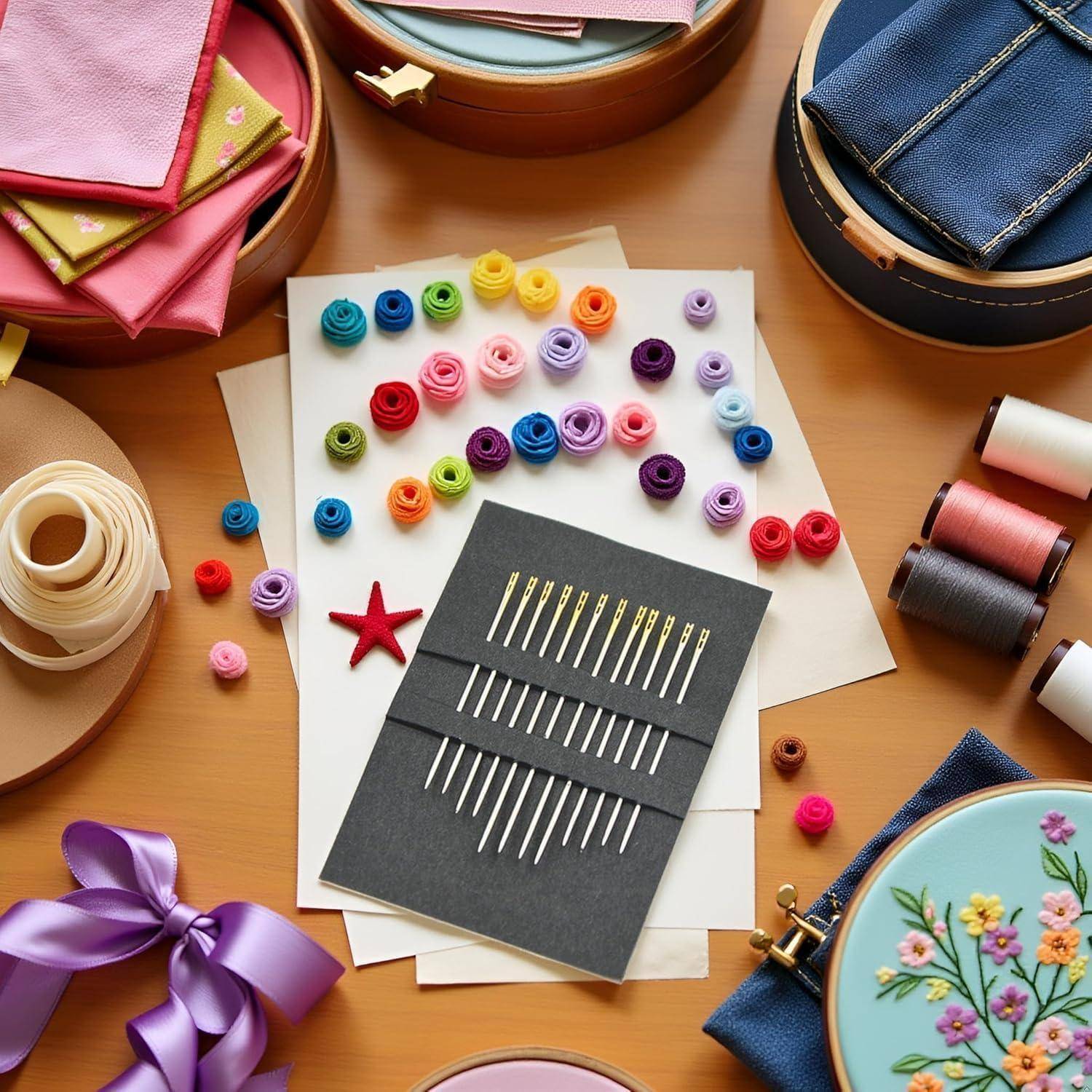 Bastelmaterialien auf einem Tisch angeordnet, mit farbenfrohen Papierfiligrankronen und einer Karte mit Nähnadeln, umgeben von Fadenspulen, Stoff und Stickwerkzeugen.