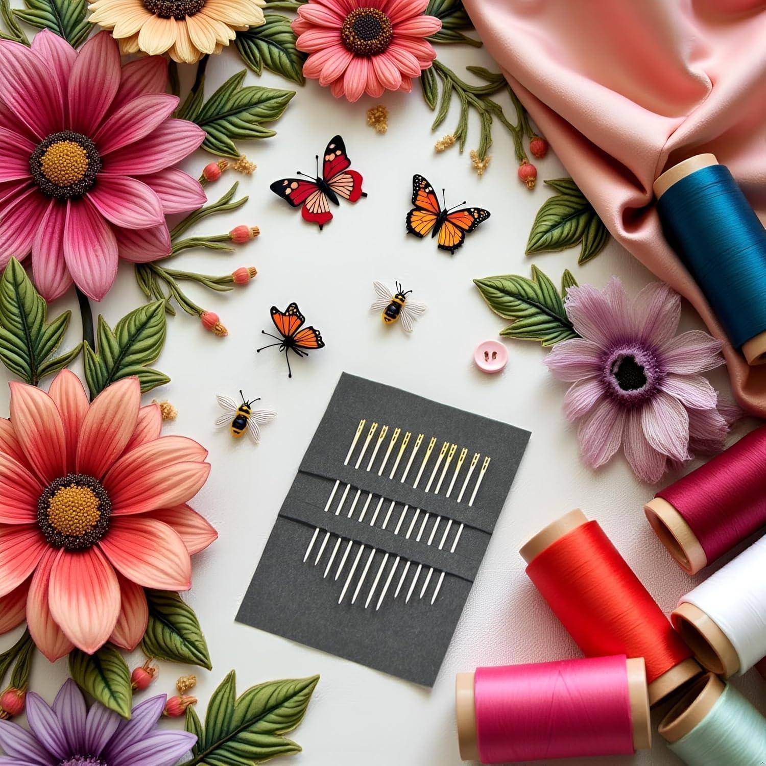 Verschiedene Stickereimaterialien: bunte gestickte Blumen, Schmetterlinge und Bienen rund um Nadeln, Fadenspulen und Stoff auf einem Basteltisch.