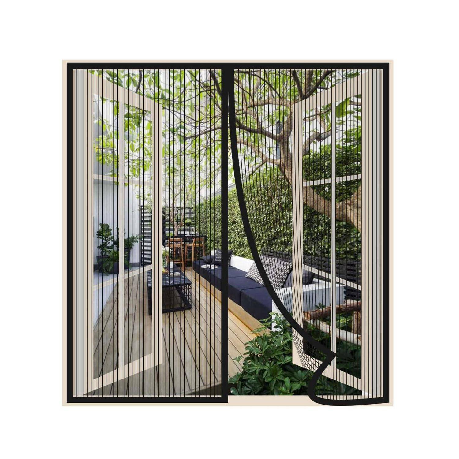 Schwarze magnetische Mesh-Screendoor, die eine offene Türöffnung zu einem Patio-Sitzbereich teilweise abdeckt, mit außen sichtbaren Pflanzen und Bäumen.
