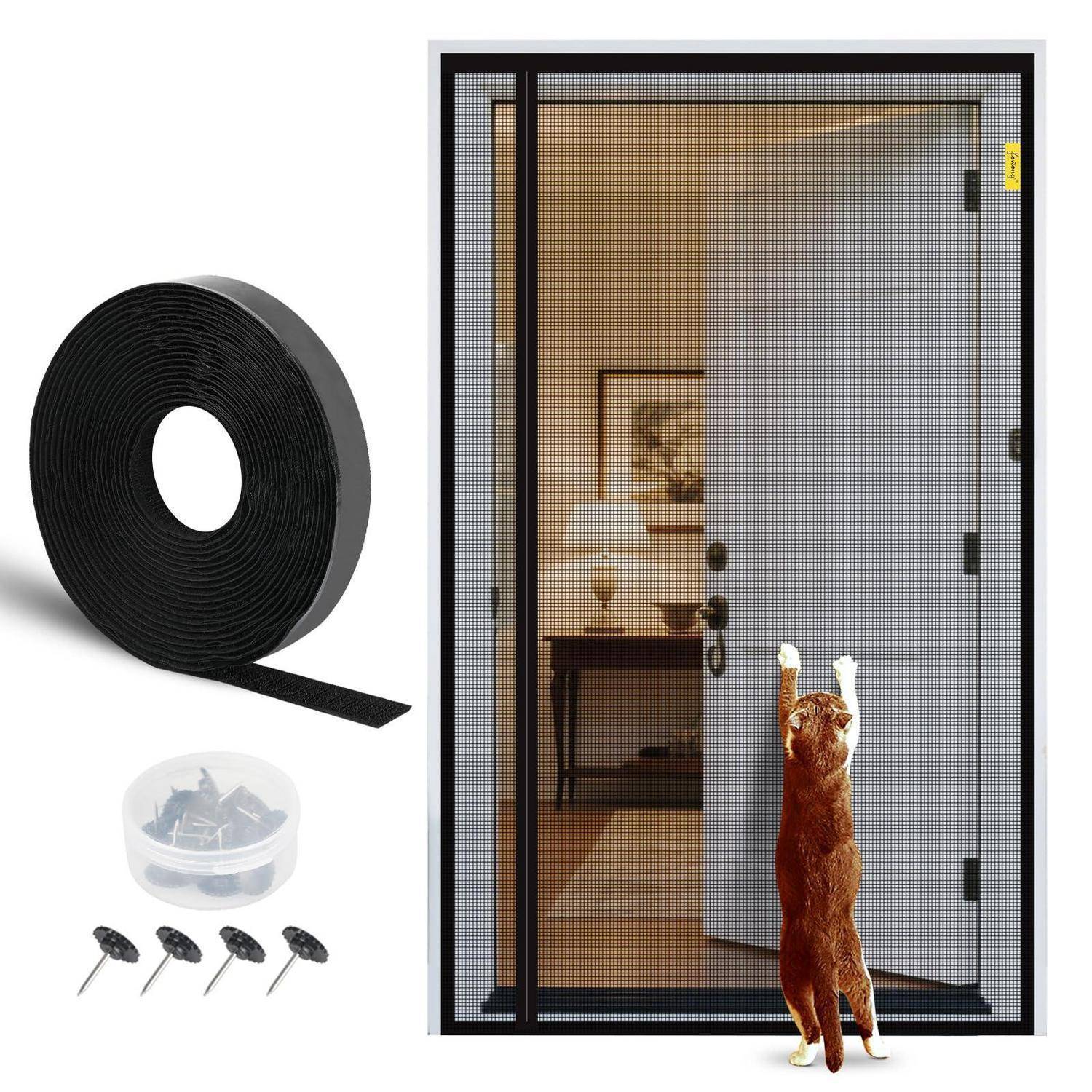 Magnetische Fliegengitter-Set mit schwarzem Maschengewebe auf einer Rolle, Befestigungsnägeln und einer Katze, die die angebrachte Tür in einem Türrahmen aufdrückt.