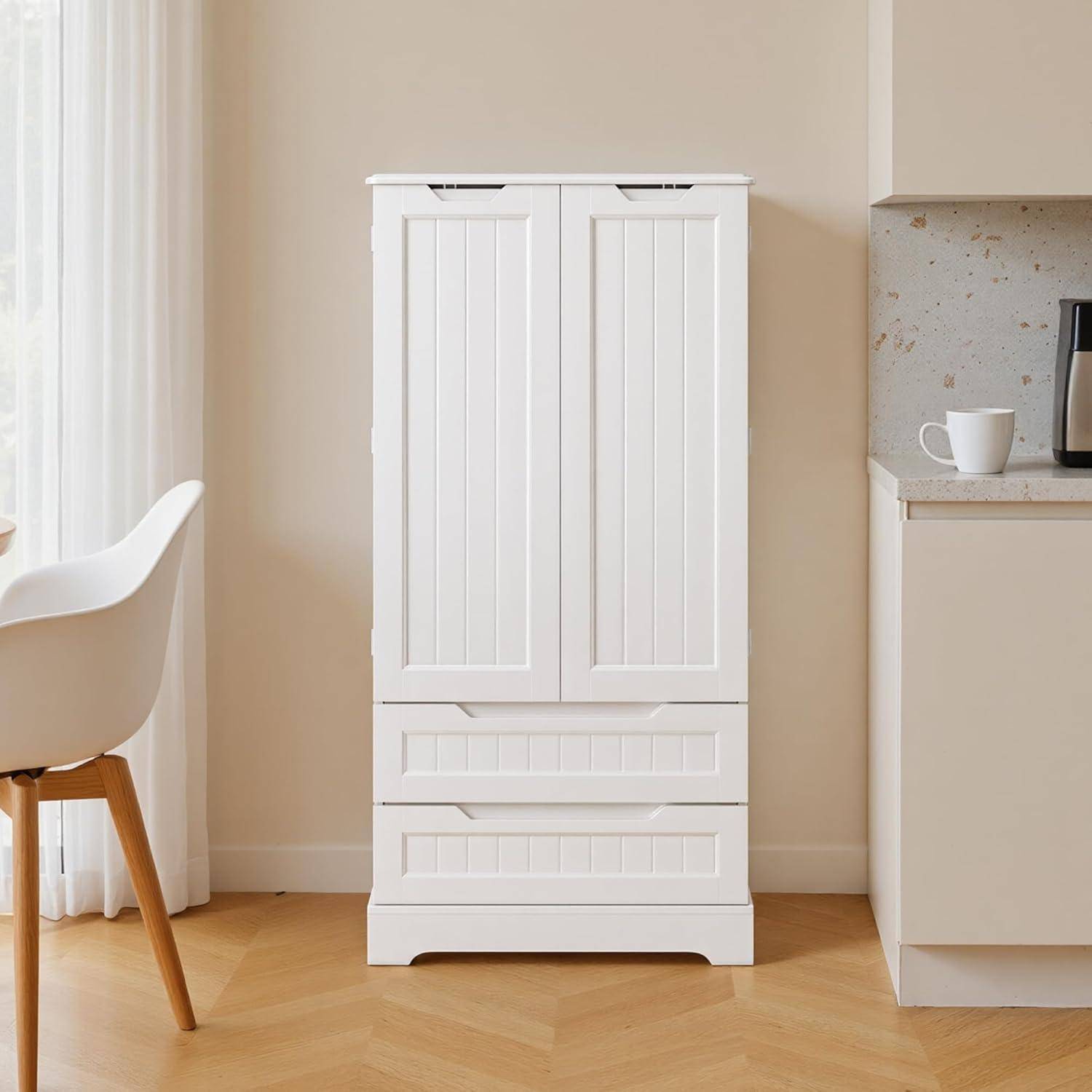 Weißer Schrank mit zwei Türen und zwei Schubladen steht in einem beigen Zimmer neben einer Küchentheke und einem Stuhl.