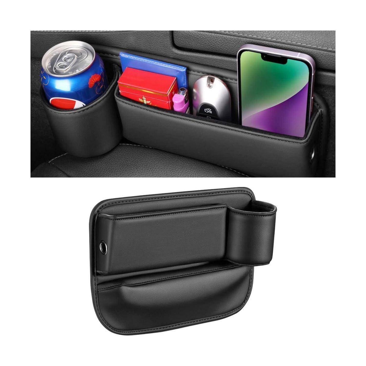 Schwarzer Leder-Autositz-Organizer mit Getränkehalter und Taschen, gezeigt mit einem Getränk in einer Dose, Karten, Ohrstöpseln, Maus und Smartphone in einem Autoinnenraum.