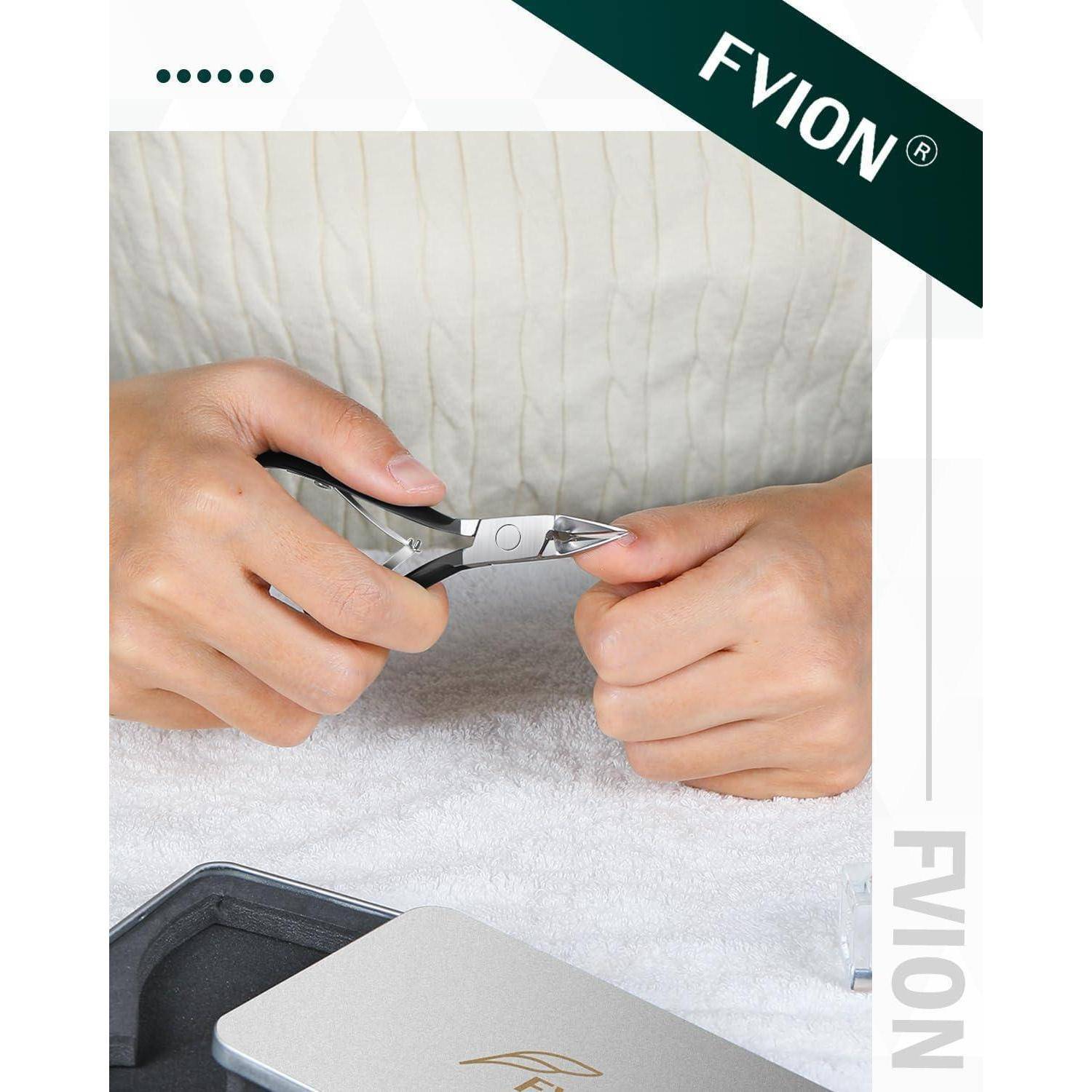 Hände, die silberne Nagelknipser verwenden, um einen Fingernagel zu schneiden, mit FVION-Branding auf der Verpackung.