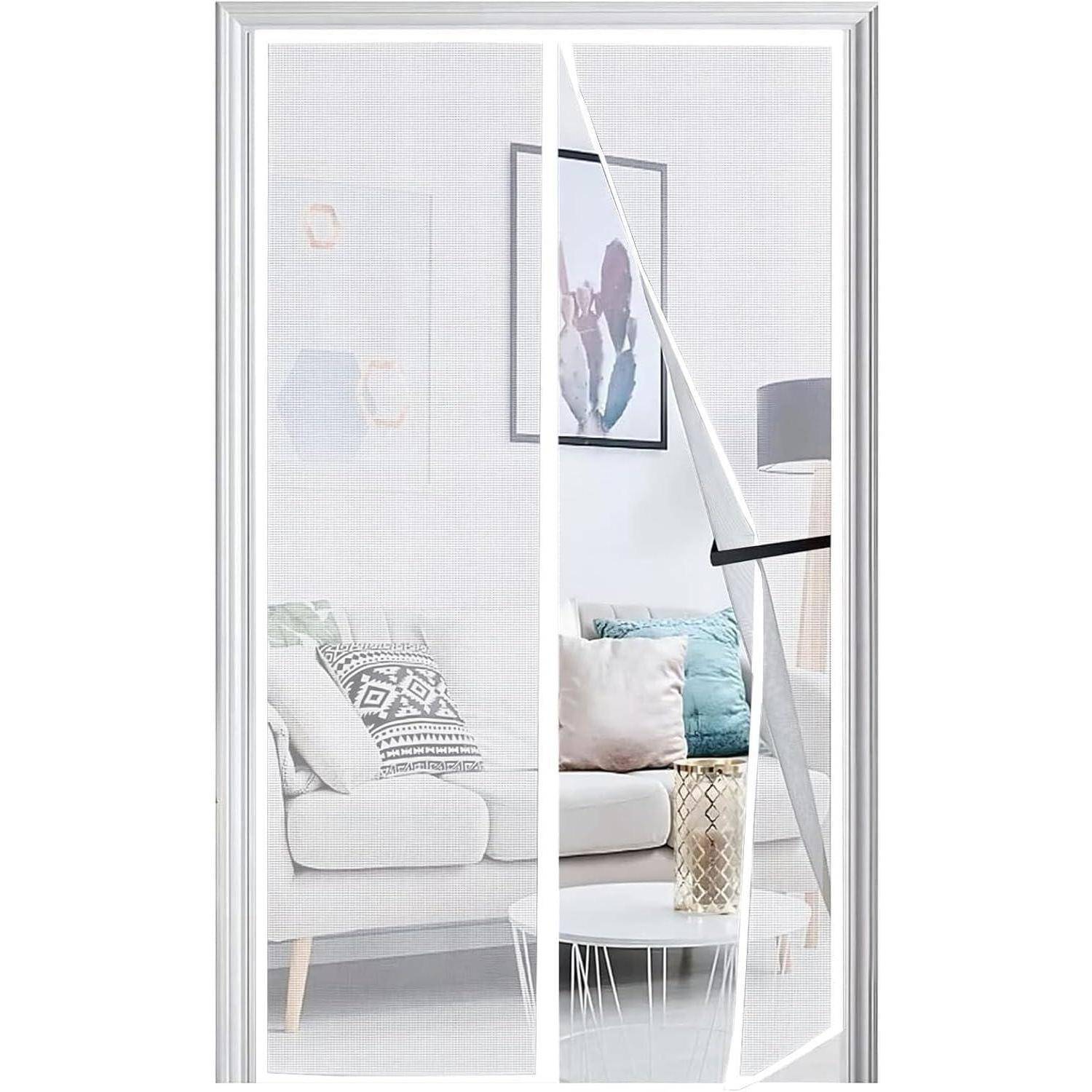 Fenster mit weißem Rahmen und Schiebegitter, teilweise geöffnet, zeigt ein helles Wohnzimmer mit einem Sofa, Couchtisch, Stehleuchte und Wandkunst dahinter.