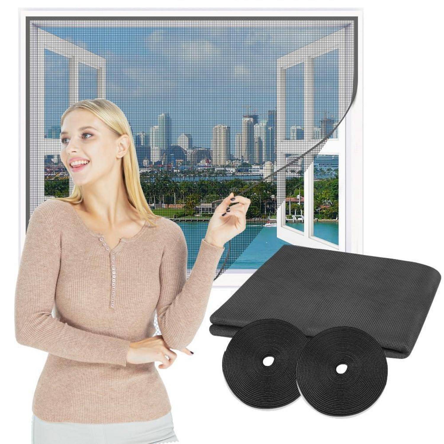 Frau öffnet ein Fenster mit einem Insektenschutzgitter, mit Stadtblick nach außen und zwei schwarze Rollscreen-Kassetten neben ihr gezeigt.