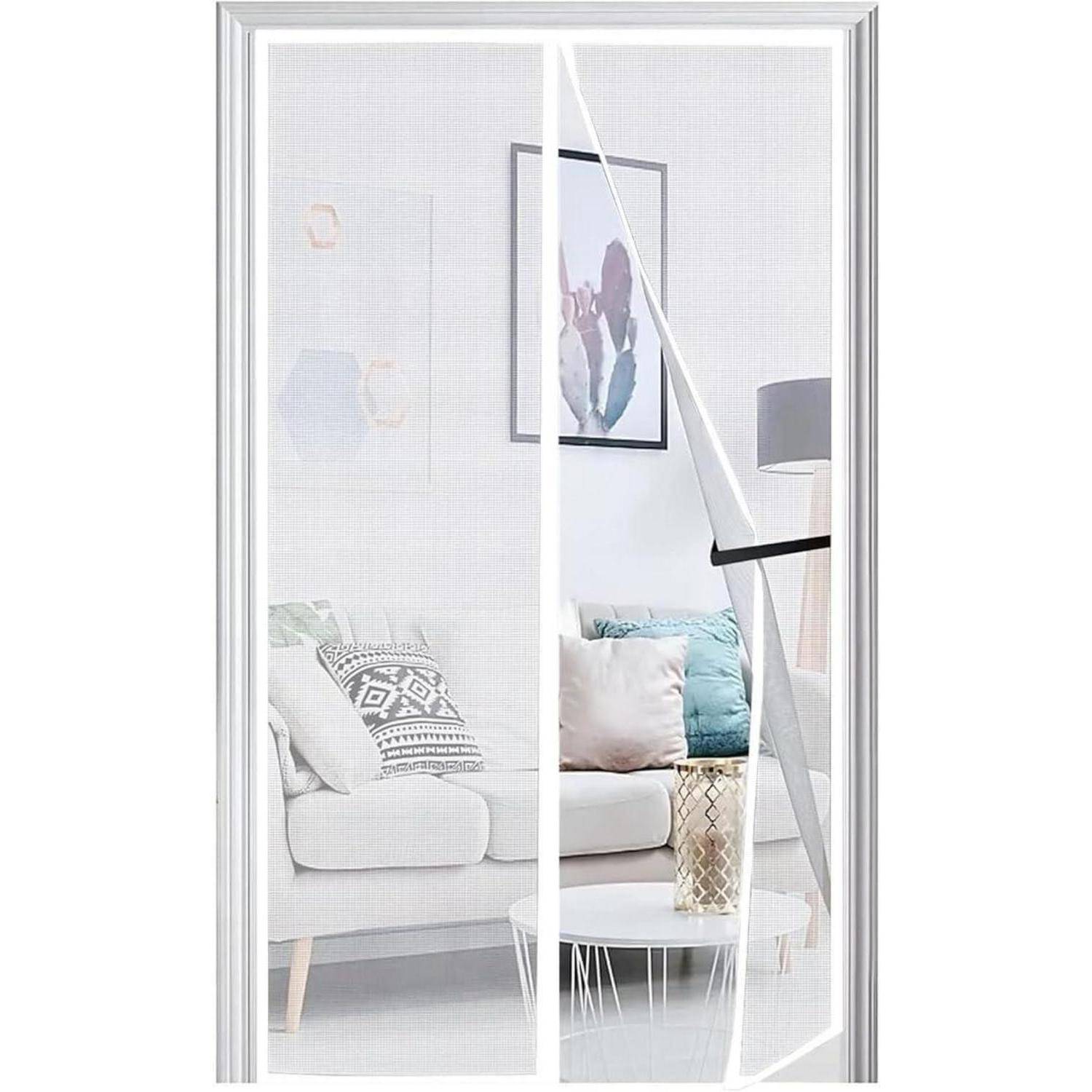 Weiß gerahmtes Schiebefenster-Fliegengitter teilweise offen, das ein helles Wohnzimmer mit Sofa, Kissen, Couchtisch und Stehlampe dahinter zeigt.