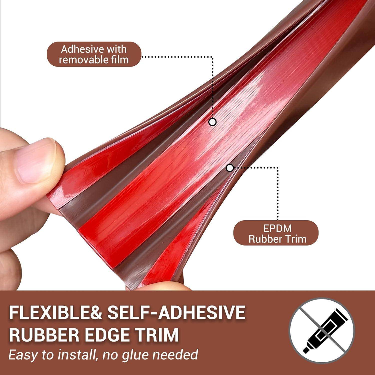 Hand dehnt flexibles rot-braunes selbstklebendes Gummi-Kantenschutzprofil mit abnehmbarer Schutzfolie; Text sagt „FLEXIBLES & SELBSTKLEBENDES GUMMI-KANTENSCHUTZPROFIL