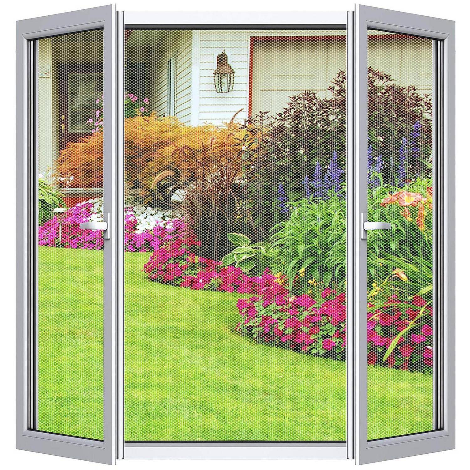 Dreiteiliges Fenster oder Tür mit Fliegengitter, geöffnet zu einem angelegten Garten mit bunten Blumen und Sträuchern vor einem Haus.