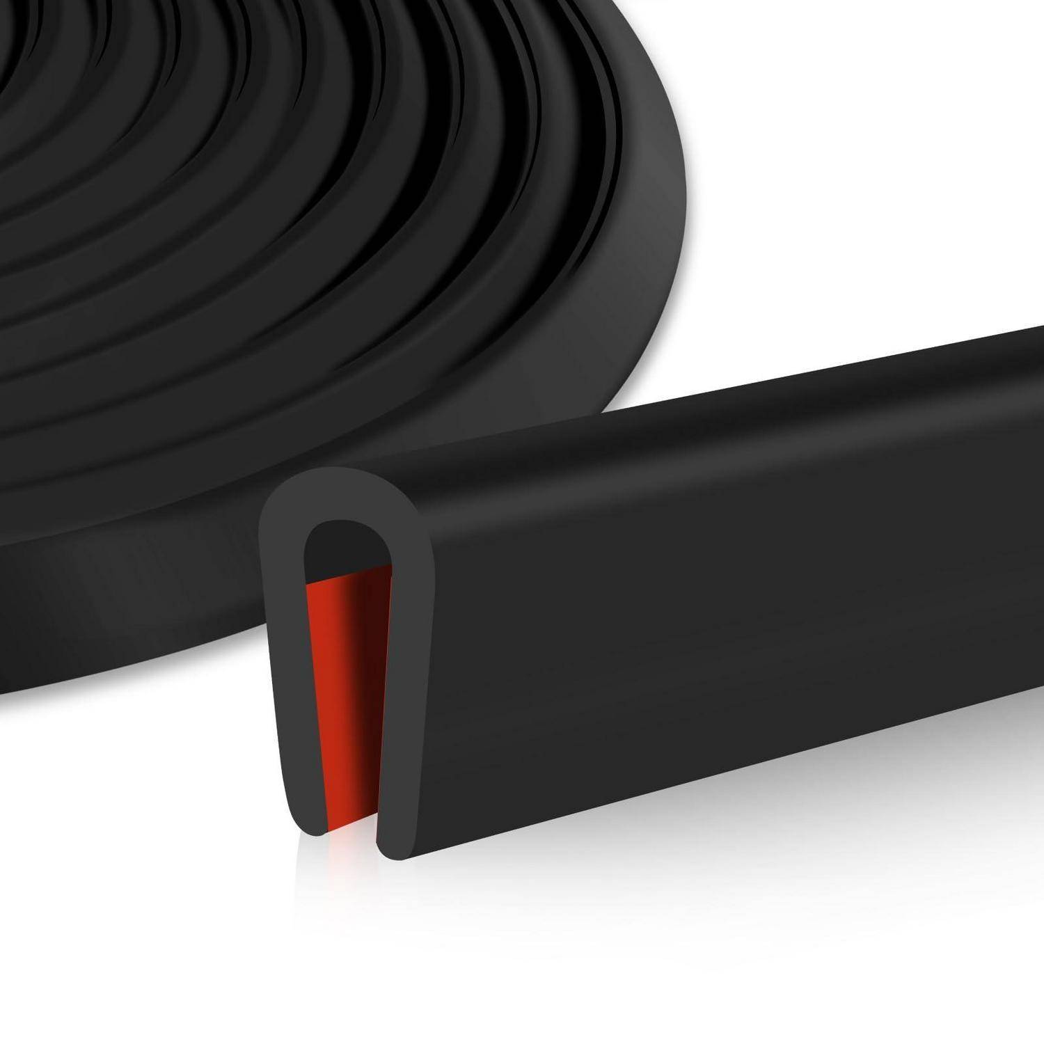 Schwarzer Gummiwetterschutzstreifen mit roter Klebstoffrückseite, aufgerollt gezeigt und geschnitten, um sein Querschnittsprofil zu zeigen.