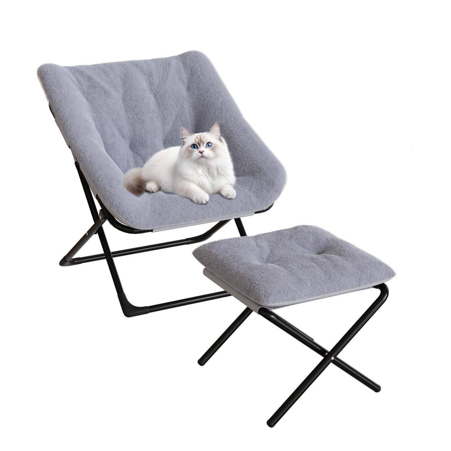 Grauer gepolsterter Loungesessel mit passendem Fußhocker auf schwarzen Metallrahmen, mit einer flauschigen weißen Katze, die auf dem Sessel faulenzt.