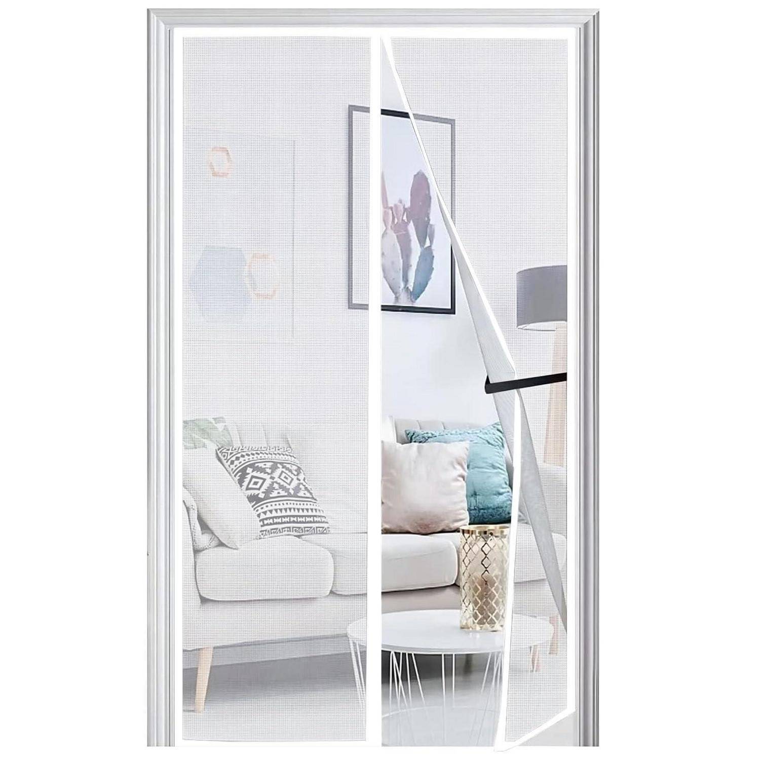 Weiß gerahmte Schiebe-Glastür mit klarem Blick in ein helles Wohnzimmer, das ein Sofa, einen Couchtisch und eine Stehlampe zeigt.