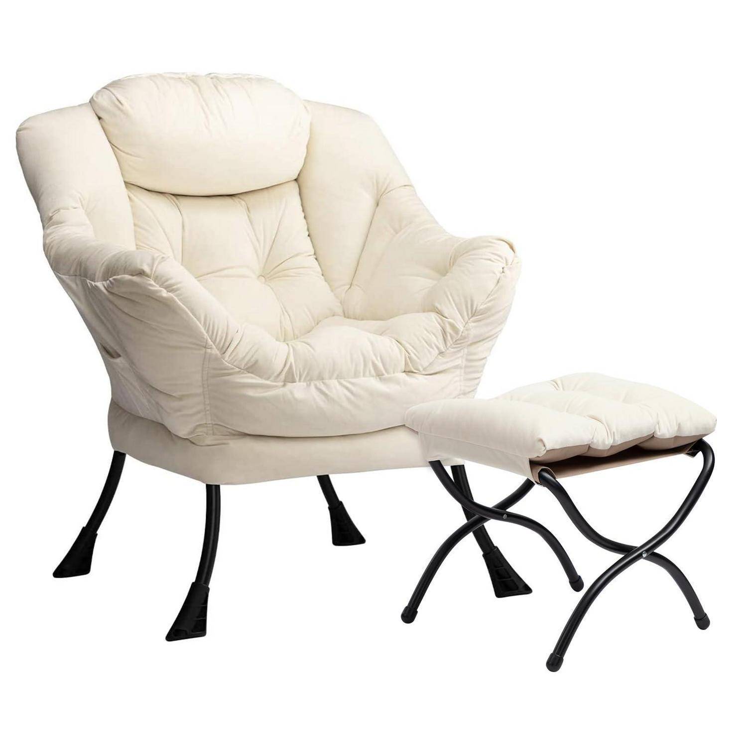 Creme-farbener gepolsterter Sessel mit schwarzen Metallbeinen und passendem gepolstertem Fußhocker auf weißem Hintergrund.
