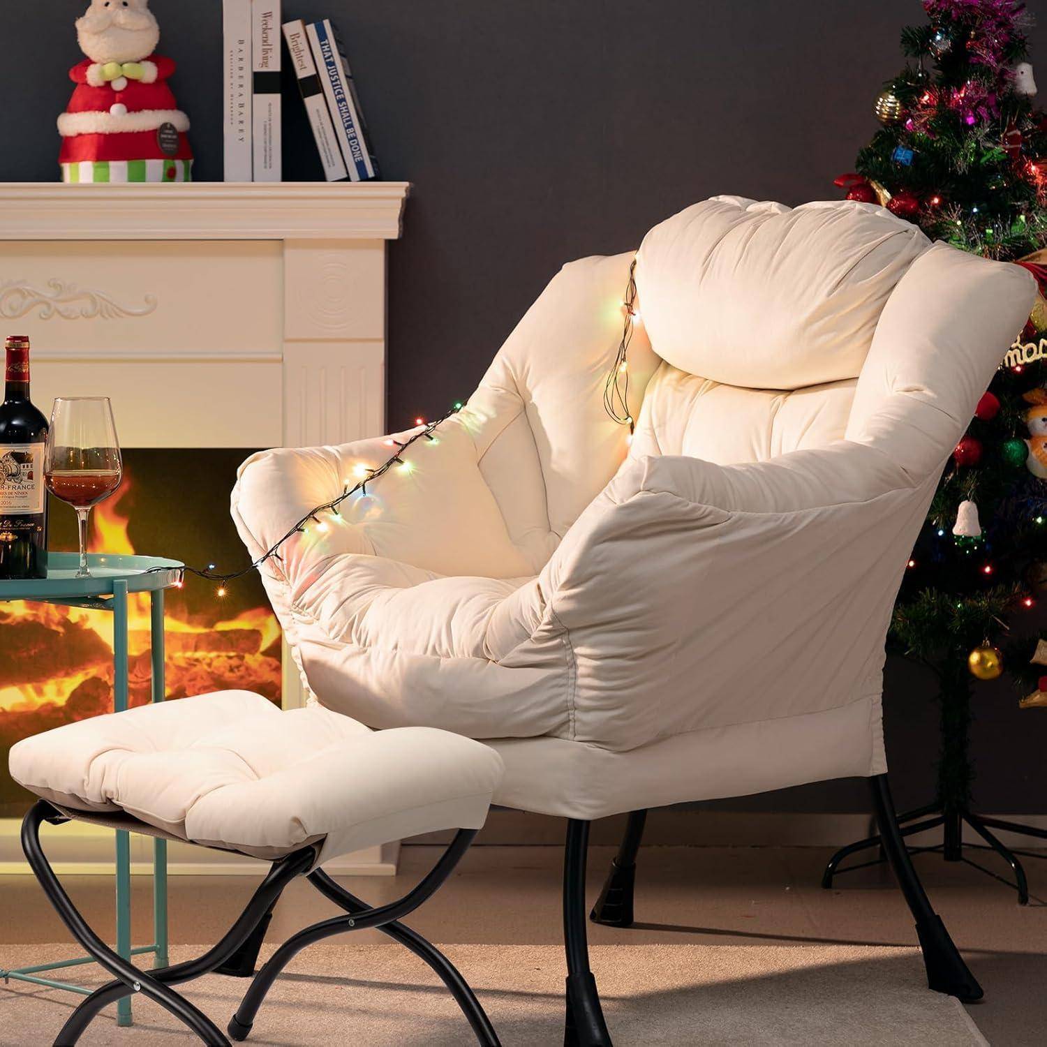 Gemütliches Weihnachtswohnzimmer mit weißem Sessel, passendem Hocker, loderndem Kamin und geschmücktem Weihnachtsbaum; ein Weinglas und eine Flasche stehen in der Nähe.