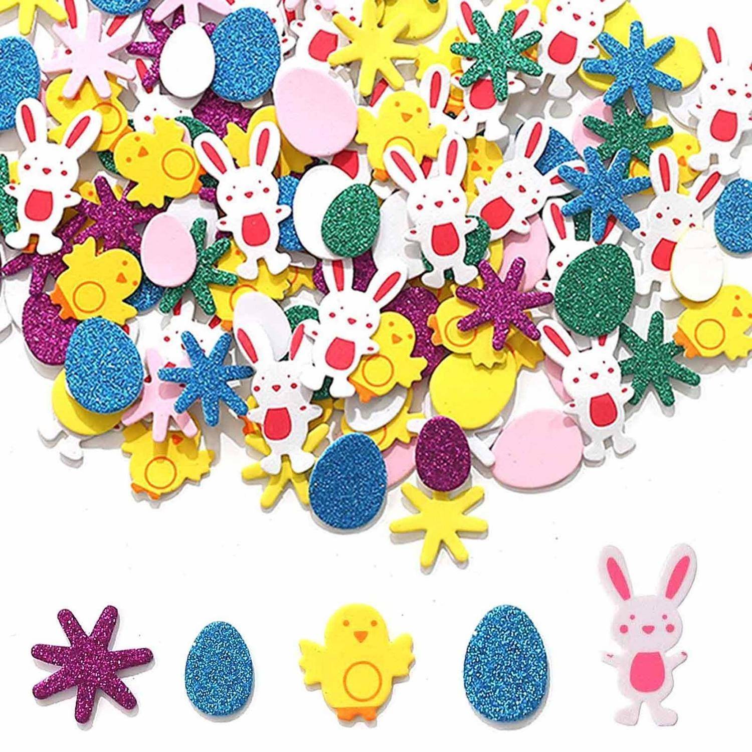Sortierte bunte Oster-Bastelausschnitte, einschließlich Glitterostereier, Blumen, Küken und Hasenffiguren, die auf einem weißen Hintergrund verstreut sind.