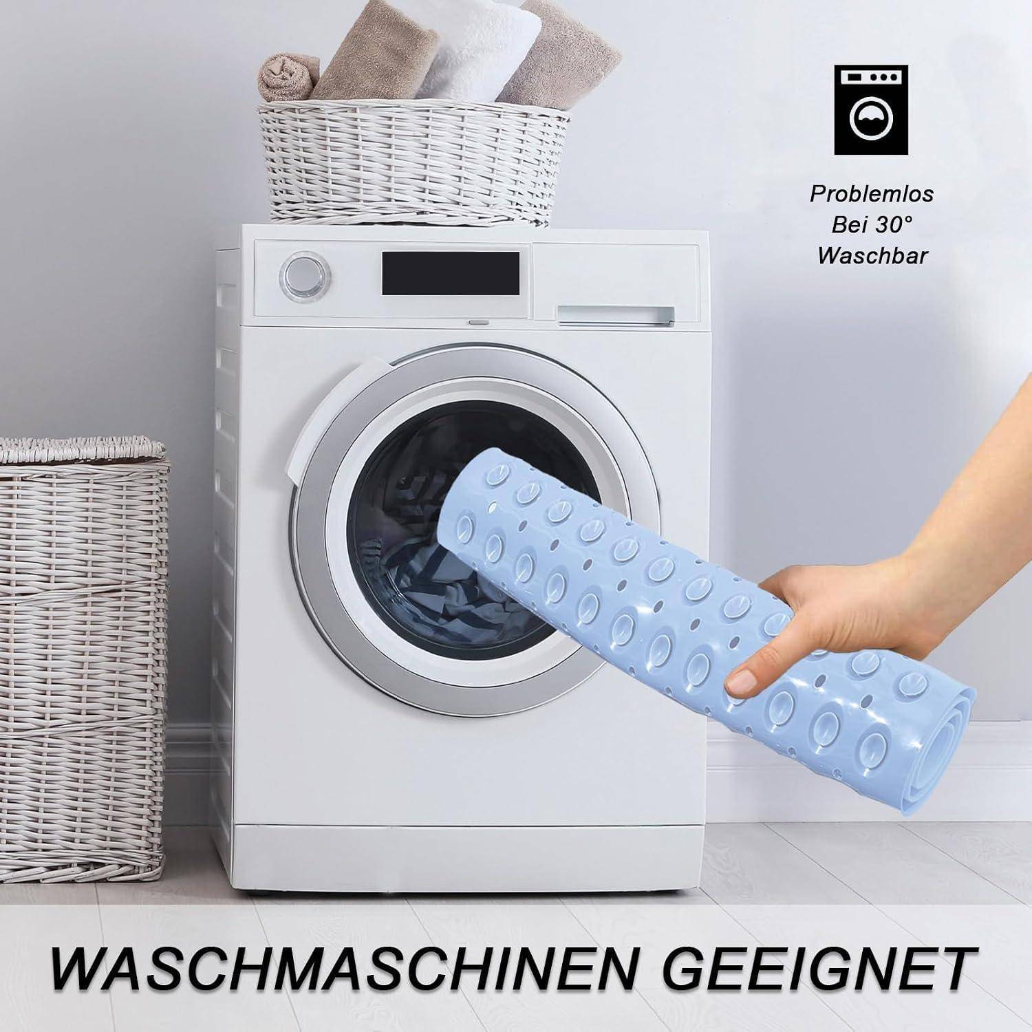 Waschlappen wird vor einer Waschmaschine gehalten, mit deutschem Text „Waschmaschinen geeignet