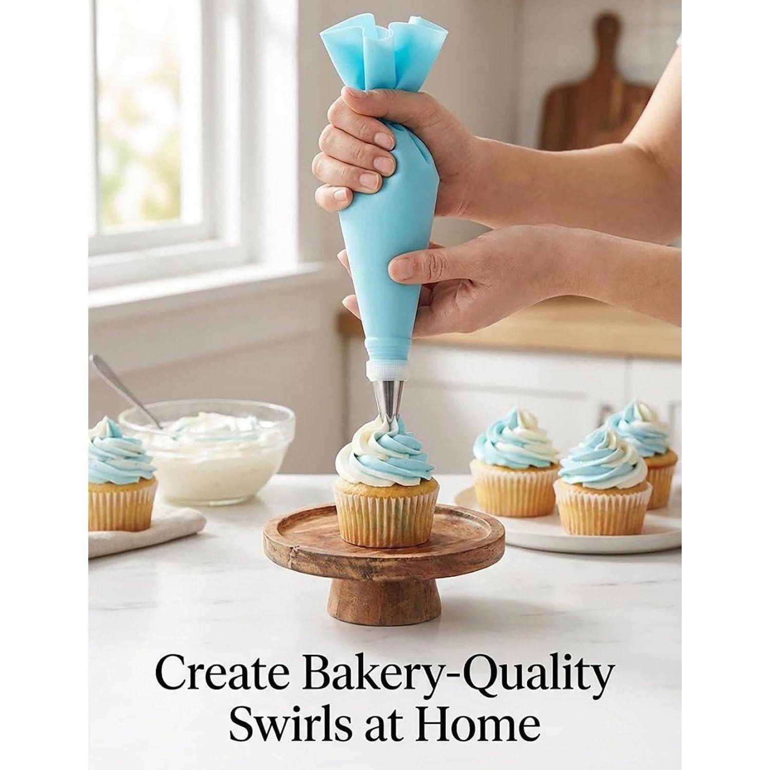 Hände beim Aufspritzen von blauem Zuckerguss auf einen Cupcake; Text liest sich wie „Bäckerei-Qualität-Wirbel zu Hause erstellen