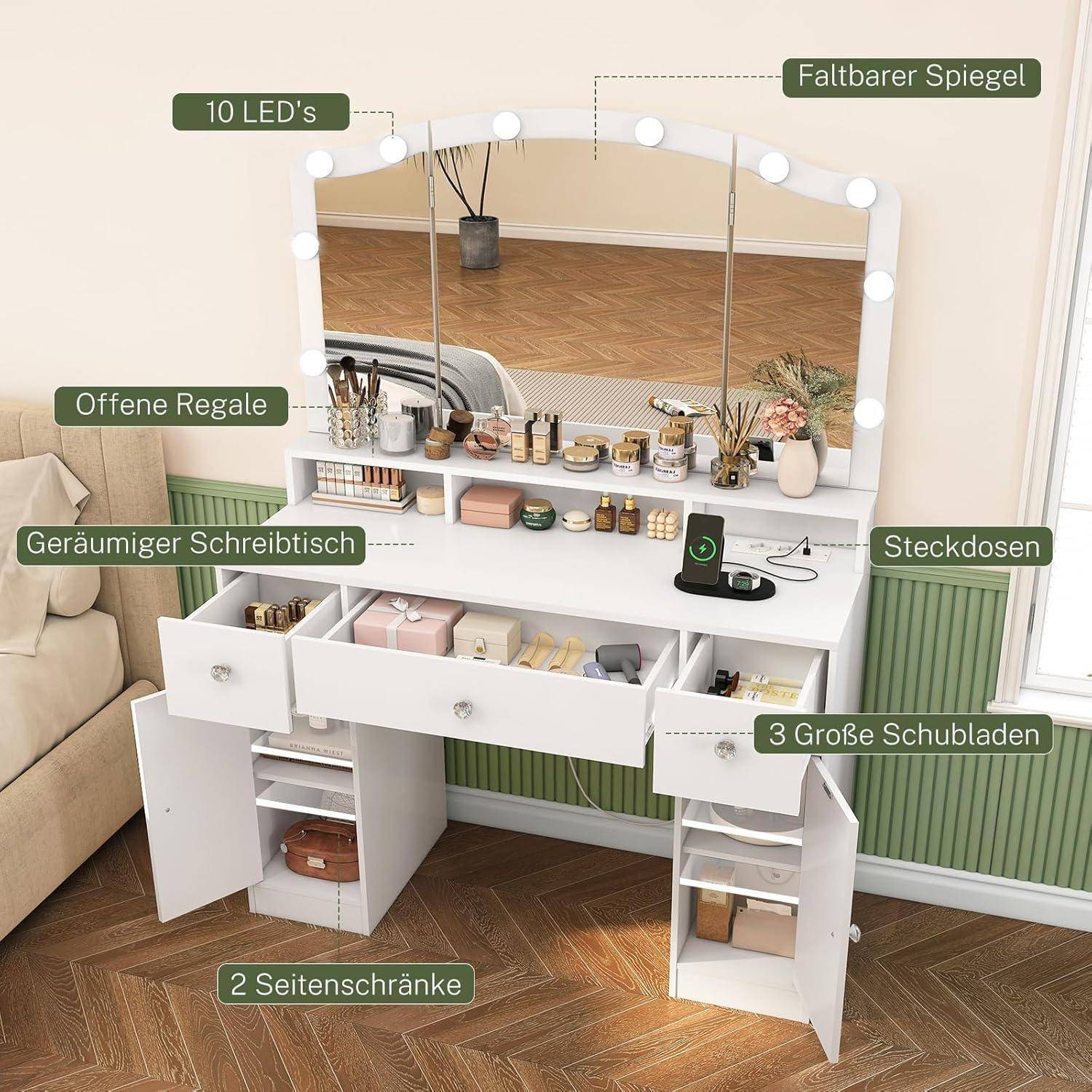 Weiße Frisiertisch mit gebogenem Klappspiegle und 10 LED-Lichtern, offene Regale, Steckdosen und drei große Schubladen; mit deutschen Bezeichnungen.