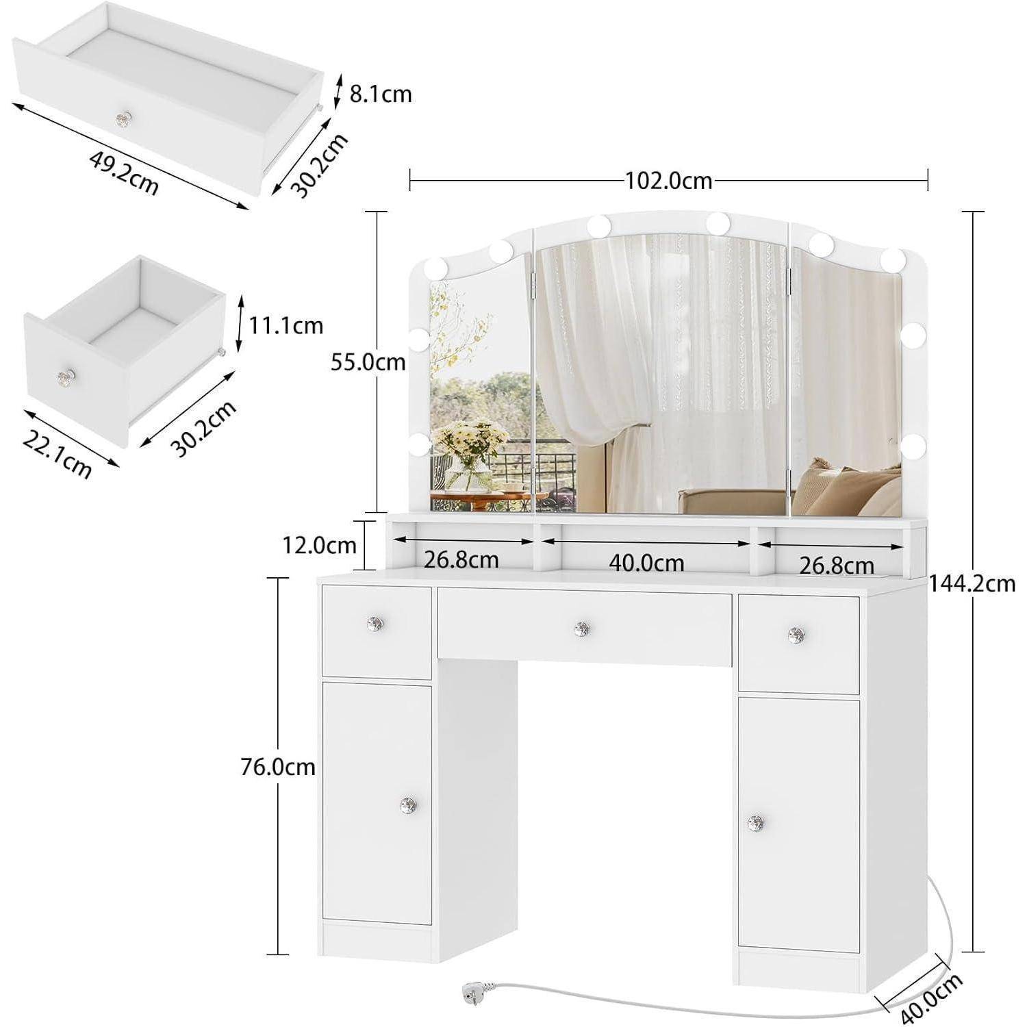 Weiße Schminktisch-Kommode mit gewölbtem beleuchteten Spiegel, mittlerer Schublade, Seitenschränkchen und passenden Schubladen-Einsätzen; Maße beschriftet, 102,0 cm breit und 144,2 cm hoch.