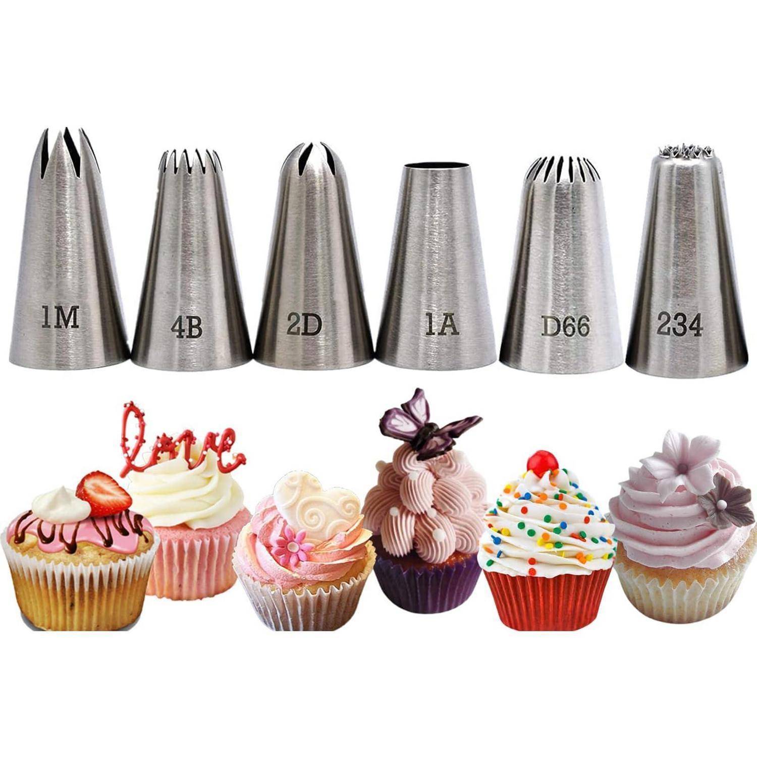 Satz von sechs Metallspritzbeuteltüllen mit den Bezeichnungen 1M, 4B, 2D, 1A, D66 und 234 über dekorierten Cupcakes, die verschiedene Zuckergussmuster zeigen.