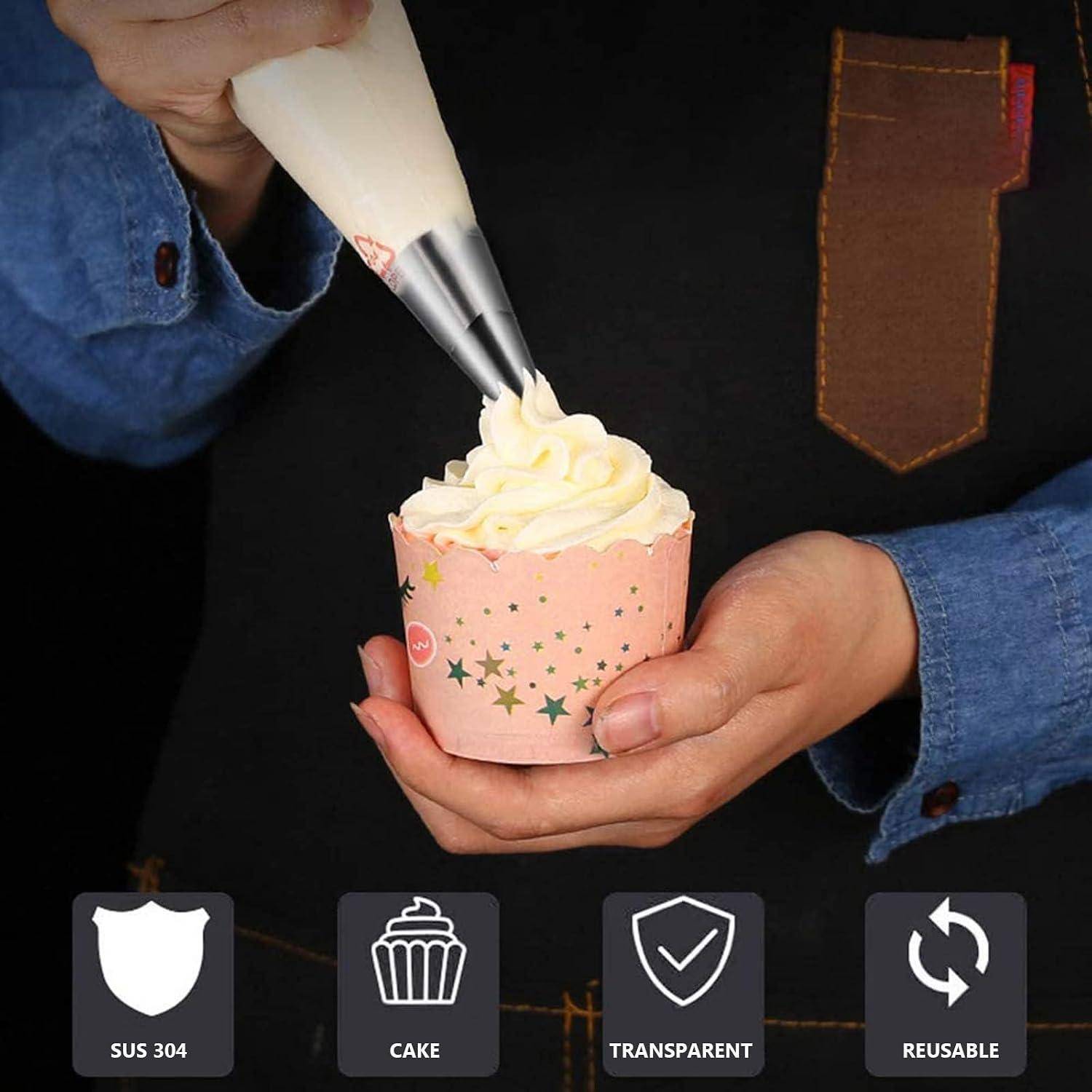 Person verteilt weiße Glasur mit einem Spritzbeutel auf einem rosa Cupcake in einer dekorierten Verpackung, mit Symbolen für SUS 304, Kuchen, transparent und wiederverwendbar.