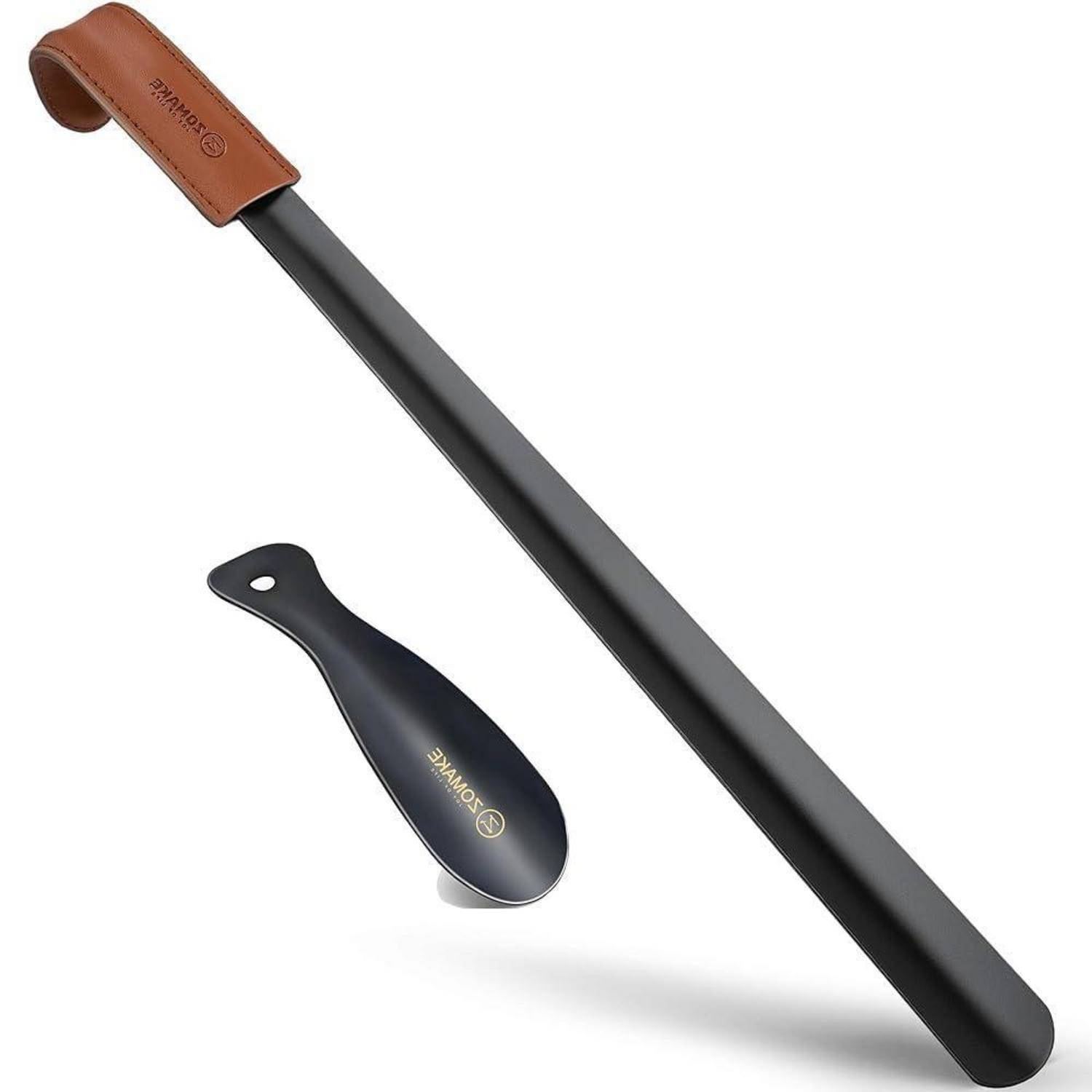 Schwarzer Schuhlöffel mit langem Griff und braune Lederaufhängungsschleife, abgebildet mit einem kleineren passenden Schuhlöffel auf weißem Hintergrund.