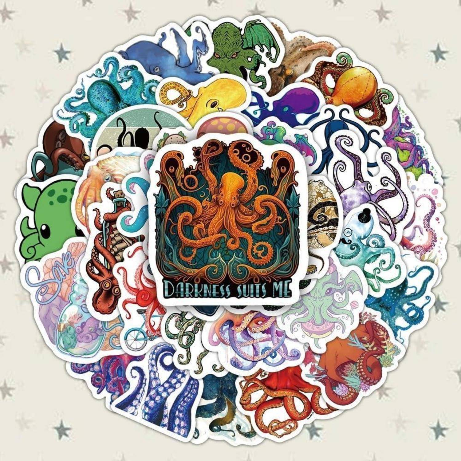 Collage aus farbenfrohen Oktopus-Aufklebern rund um einen zentralen quadratischen Aufkleber mit der Aufschrift „DARKNESS SUITS ME