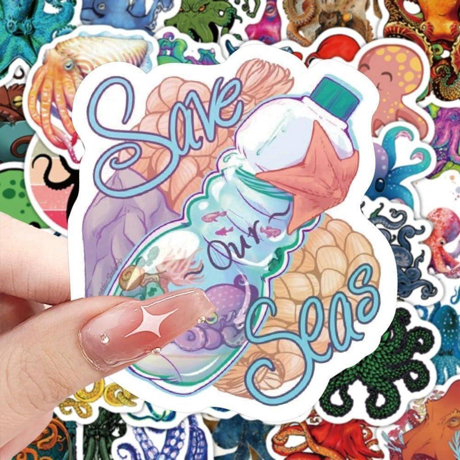Hand hält einen Aufkleber einer pastellfarbenen Getränkeflasche mit dem Text 
