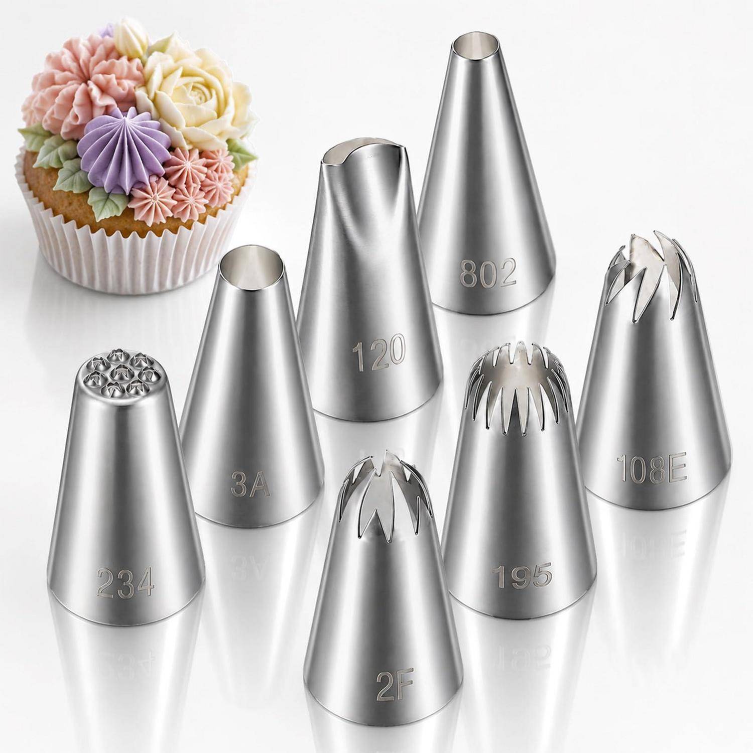 Assortierte Edelstahlspritzbeutel-Tüllen mit einem dekorierten Cupcake ausgestellt, der verschiedene Zuckergussmusters für die Kuchendekoration zeigt.