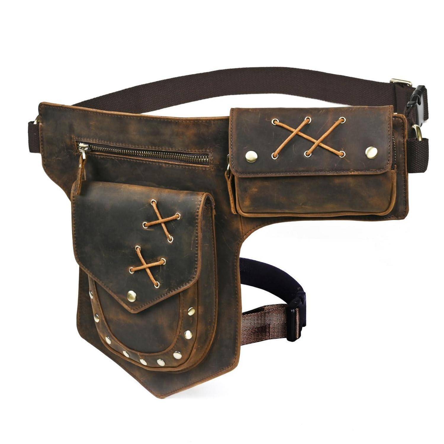 Braunes Leder-Gürteltasche mit zwei Reißverschlussfächern und verstellbaren Riemen auf weißem Hintergrund.