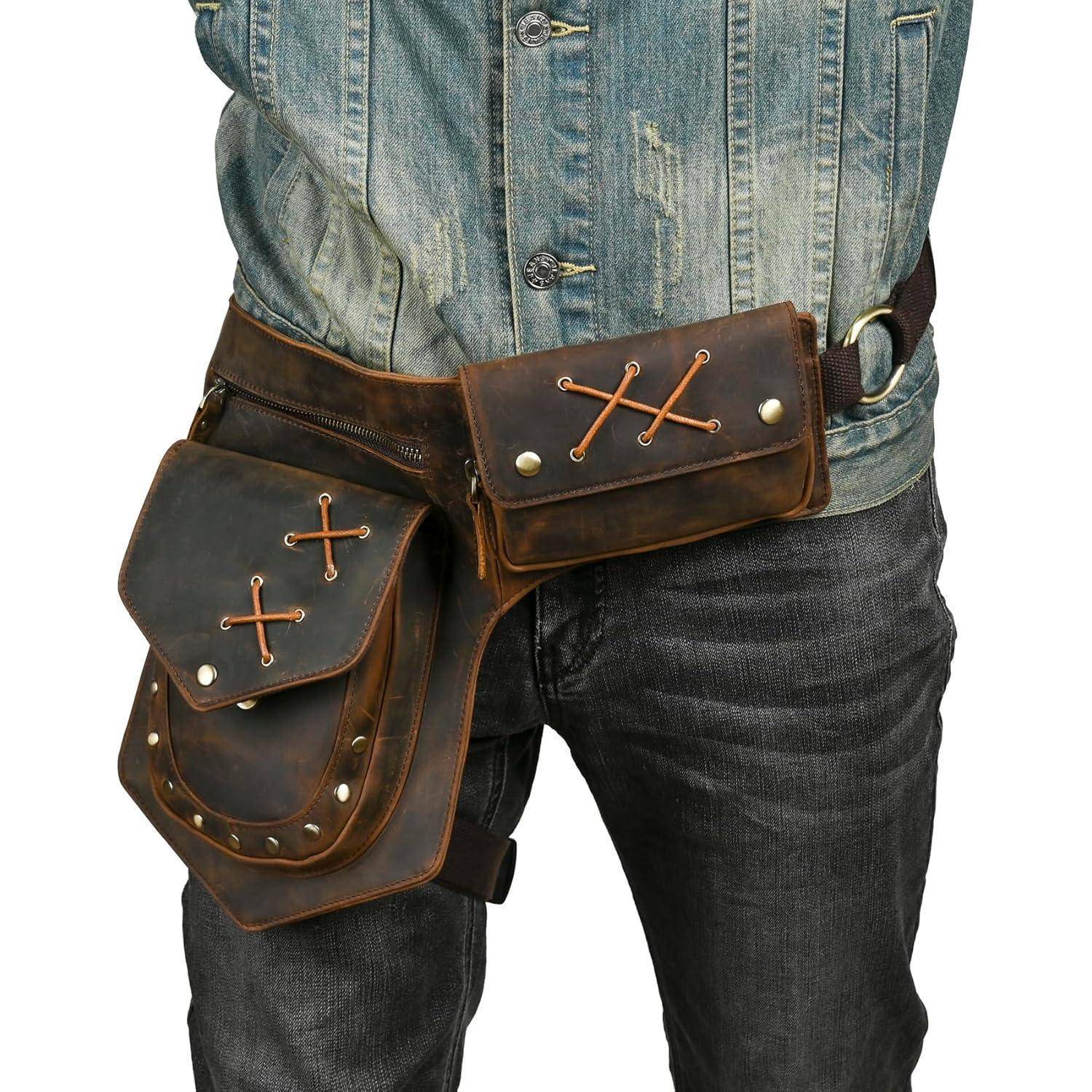 Person trägt eine Denim-Weste und Jeans mit einem braunen Ledergürtel und zwei an den Hüften befestigten Utilitärtaschen.