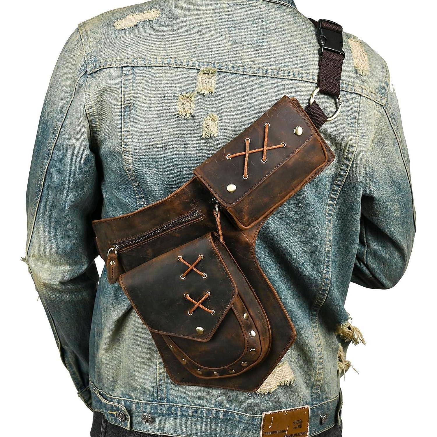 Mann mit einer abgenutzten Jeansjacke und einer braunen Leder-Umhängetasche auf dem Rücken, von hinten gezeigt.