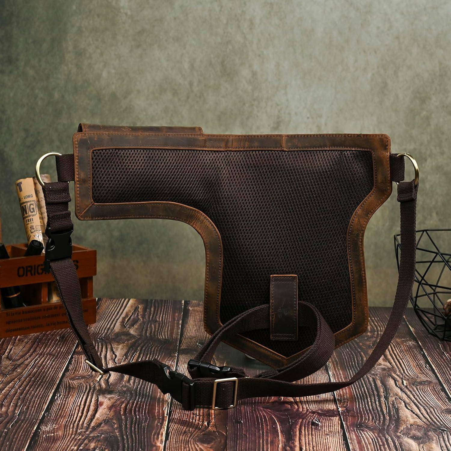 Braun-schwarze Ledertasche mit Schultergurt und Crossbody-Funktion, verstellbarer Riemen, auf einer rustikalen Holzoberfläche vor gedämpftem Hintergrund.