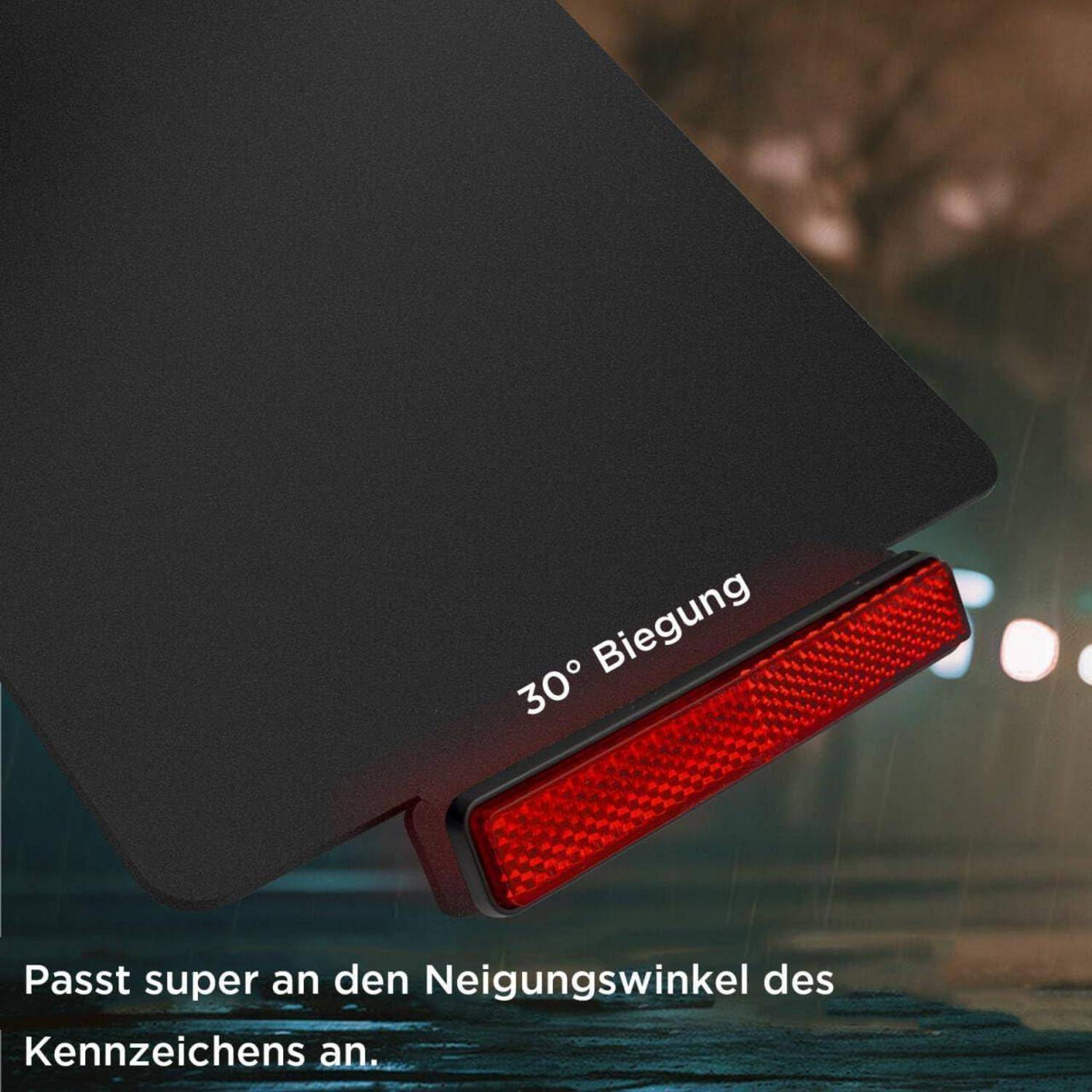 Nahaufnahme einer geneigten Kennzeichenhalterung mit einem roten Reflektor mit der Bezeichnung „30° Biegung