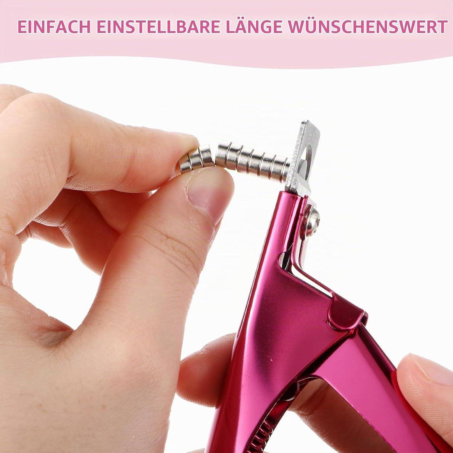 Hände stellen die Federscharnier eines rosa Nagelknipsers ein; deutscher Text oben sagt „EINFACH EINSTELLBARE LÄNGE WÜNSCHENSWERT