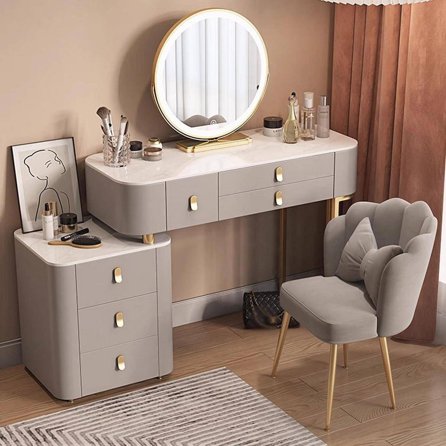 Moderner Frisiertisch mit rundem Spiegel, Schubladen, Make-up-Pinseln und einem grau gepolsterten Stuhl in einer Schlafzimmerecke.