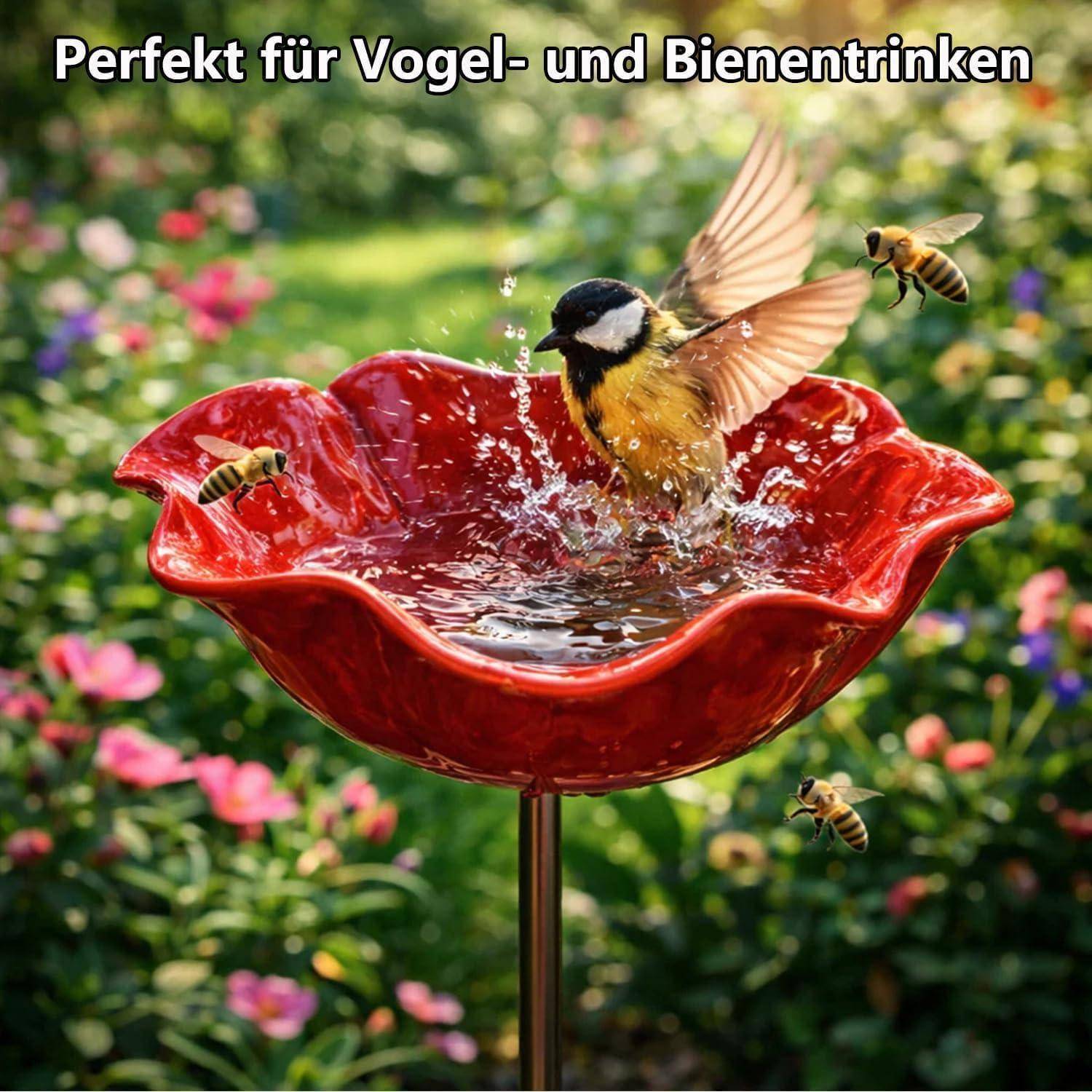 Rotes Vogelbad auf einem Stab in einem Garten, mit einem kleinen Vogel, der im Wasser spritzt, und Bienen in der Nähe; Text lautet „Perfekt für Vogel- und Bienentrinken