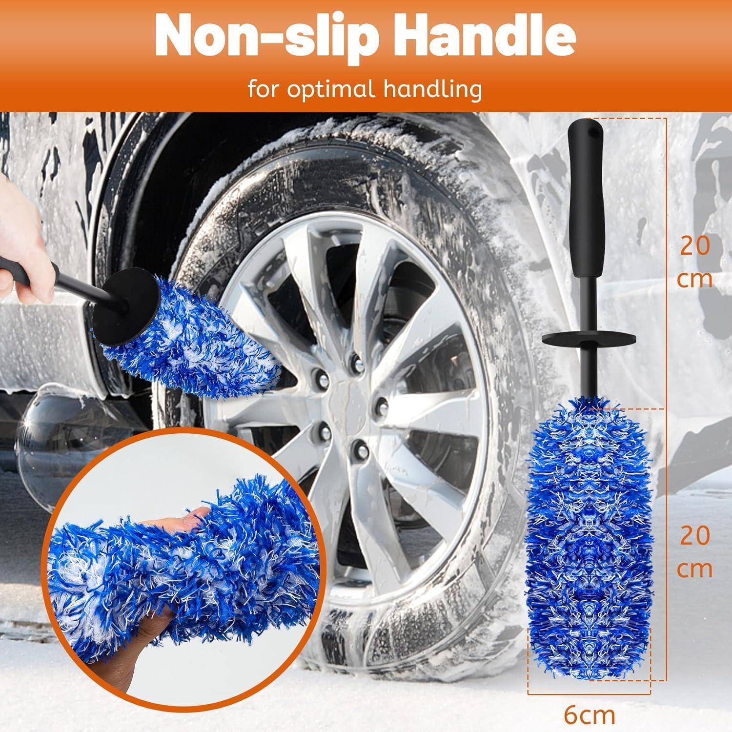 Autoreifen-Reinigungsbürste mit rutschfestem Griff, gezeigt beim Schrubben eines verschmutzten Reifens; Vergrößerung zeigt blauen Mikrofaserbürstenkopf und 20 cm Länge, 6 cm Breite.