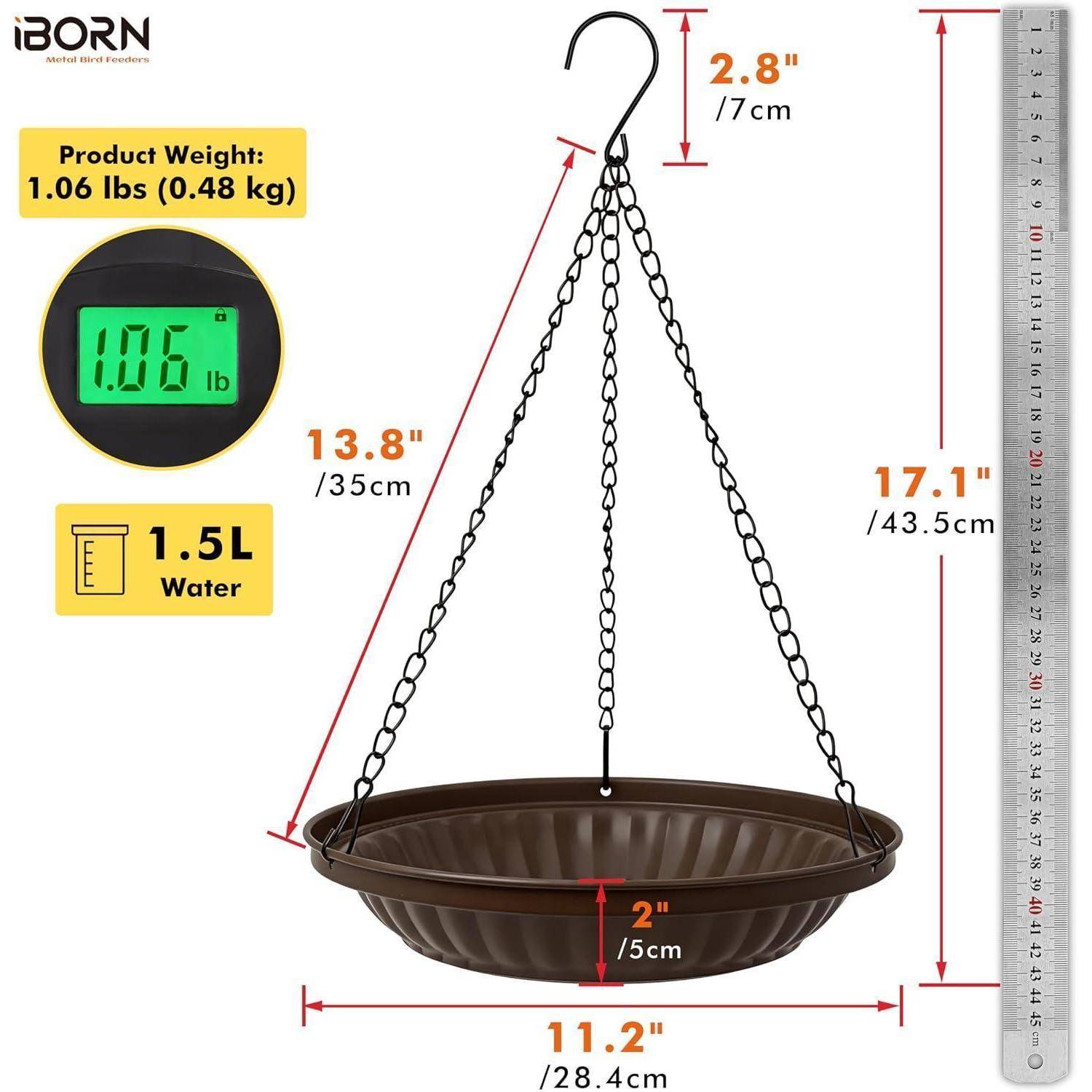 Illustrierte Produktabmessungen eines hängenden Vogelfutterhauses: 11,2-Zoll-Schale, 13,8-Zoll-Ketten, 17,1-Zoll Gesamthöhe, 2,8-Zoll-Haken, 1,06 lb Gewicht, 1,5 L Wasserkapazität.